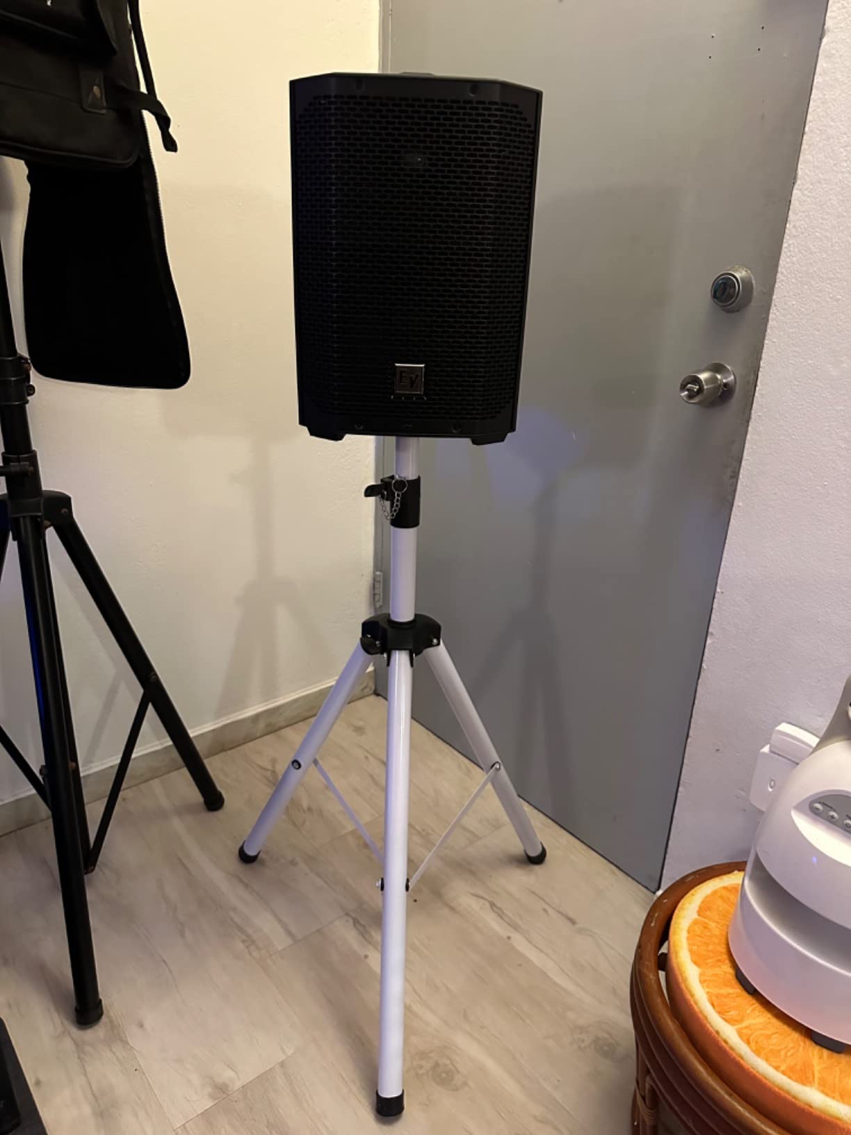 Electro-Voice Everse 8 8 Battery Powered Weatherized Pa Speaker (Black) | Powered Loudspeaker with Bluetooth Audio and Control Black customer photo 2