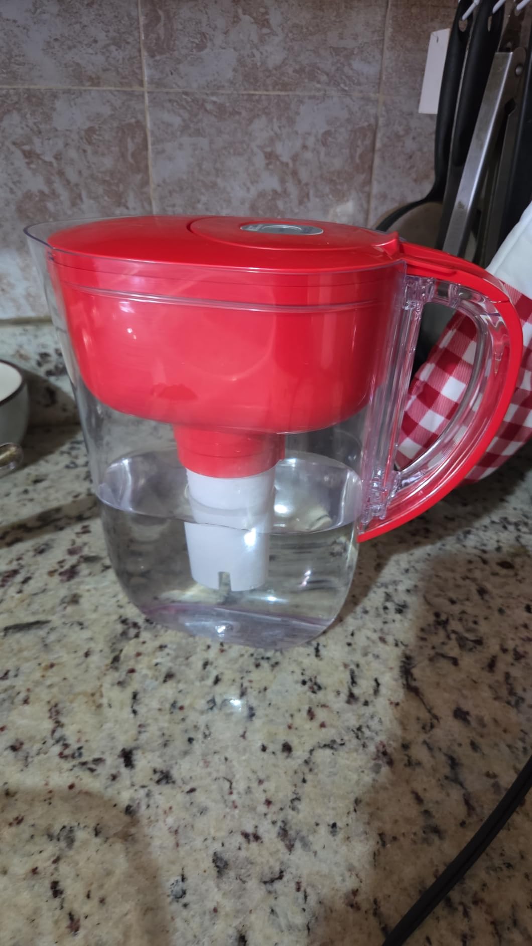 Brita Metro Small 6-Cup Water Filter Pitcher, WQA NSF/ANSI Certified, Mini-Fridge Friendly, Removes Chlorine Taste & Odor, Reduces Zinc, Copper & Mercury, 1 Standard Filter, Lasts 2 Months, White customer photo 2