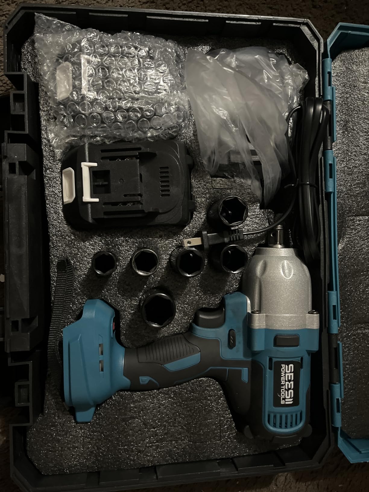 Seesii Impact Wrench 665 FT-LBS (900N.m) 3300IPM 1/2 Impact Gun High Torque Electric Impact Driver Cordless Impact Wrench with 21V 2x4.0Ah Battery 6 Sockets&Case for Home Car Tire Lug Nut Removal Tool customer photo 1