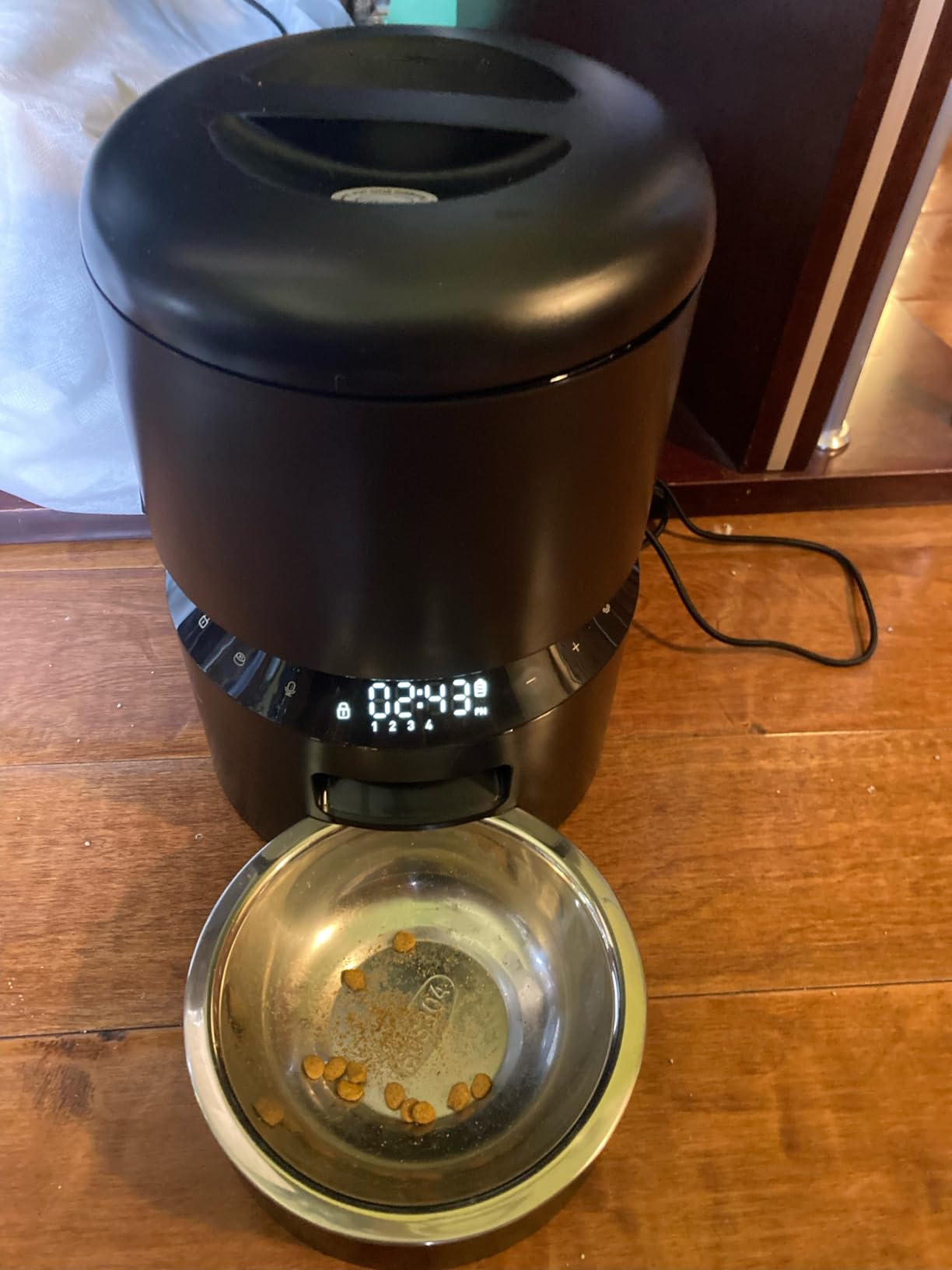 Automatic Cat Feeder with Camera, 1080P HD Video with Night Vision, 5G WiFi Pet Feeder with 2-Way Audio, Low Food & Blockage Sensor, Motion & Sound Alerts for Cat & Dog Single Tray customer photo 2