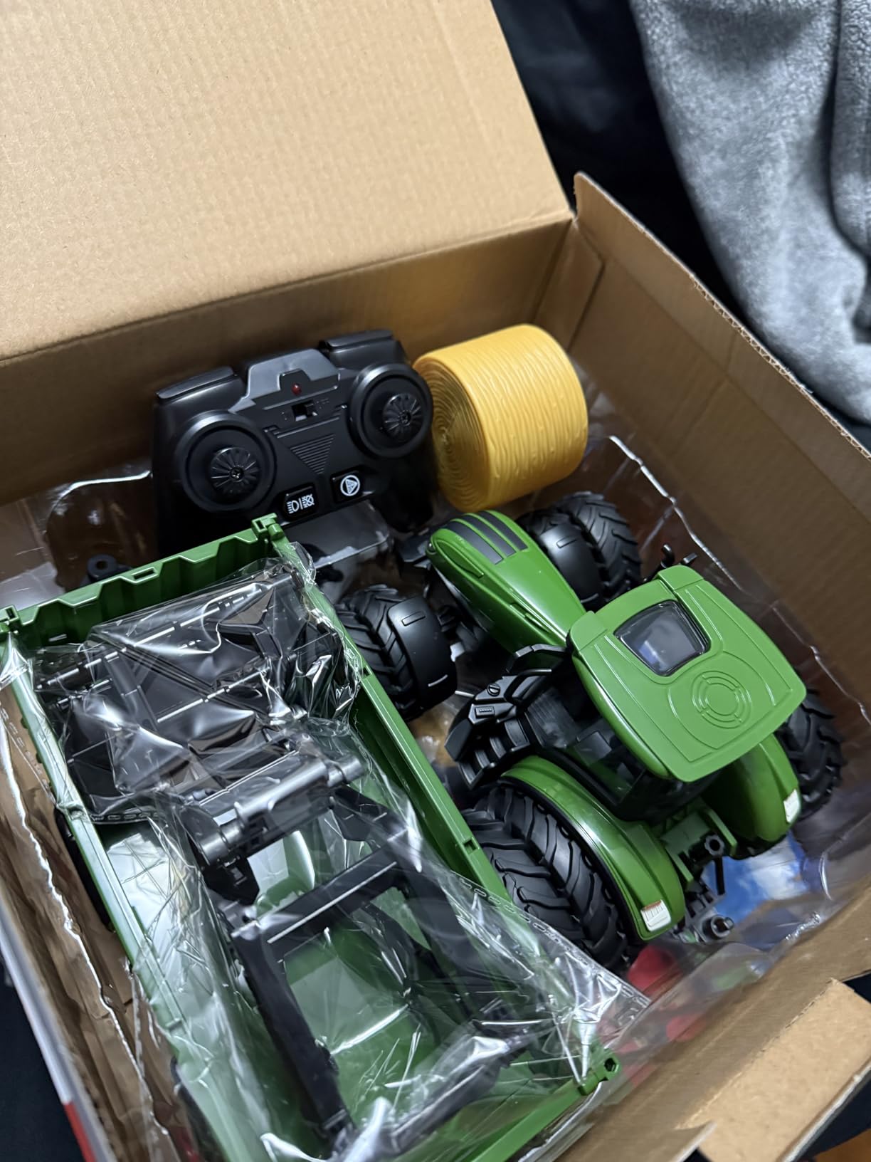 Uarzt Remote Control Tractor Toy with Trailer | Metal Front & Front Loader Farm Vehicle Set with Lights & 8-Wheel Design, RC Tractor Truck for Boys Ages 3-9, Fun Farm Toy Gift for Kids customer photo 1