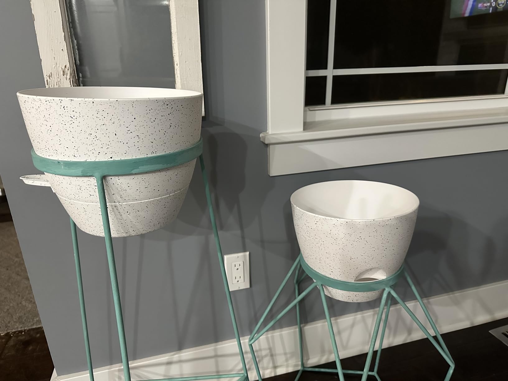 WOUSIWER 10 inch Self Watering Planters, 2 Pack Large Plastic Plant Pots with Deep Reservoir and High Drainage Holes for Indoor Outdoor Plants and Flowers, Speckled White customer photo 2