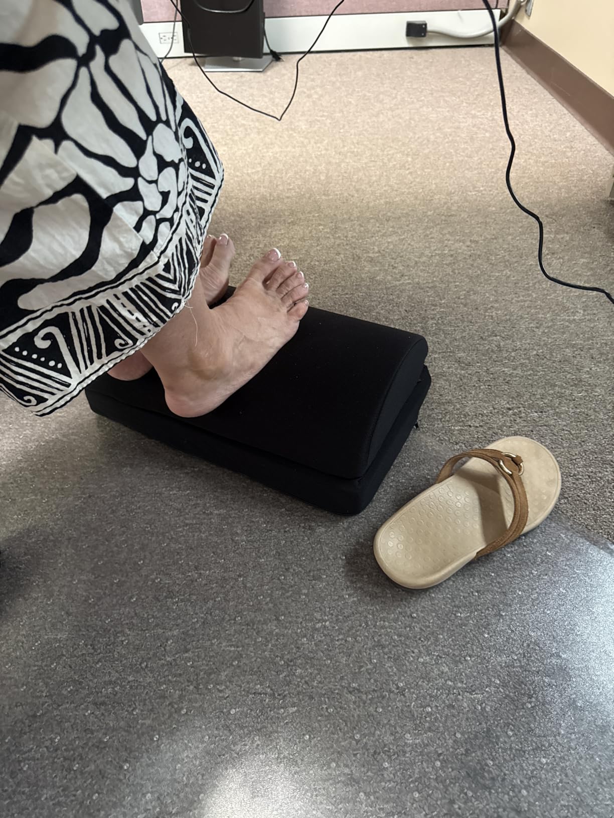 BlissTrends Foot Rest Under Desk, Foot Stool with 2 Adjustable Heights - Comfortable Footrest with Washable Cover for Car, Home and Office to Relieve Back, Lumbar, Knee Pain (Large, Black) customer photo 1