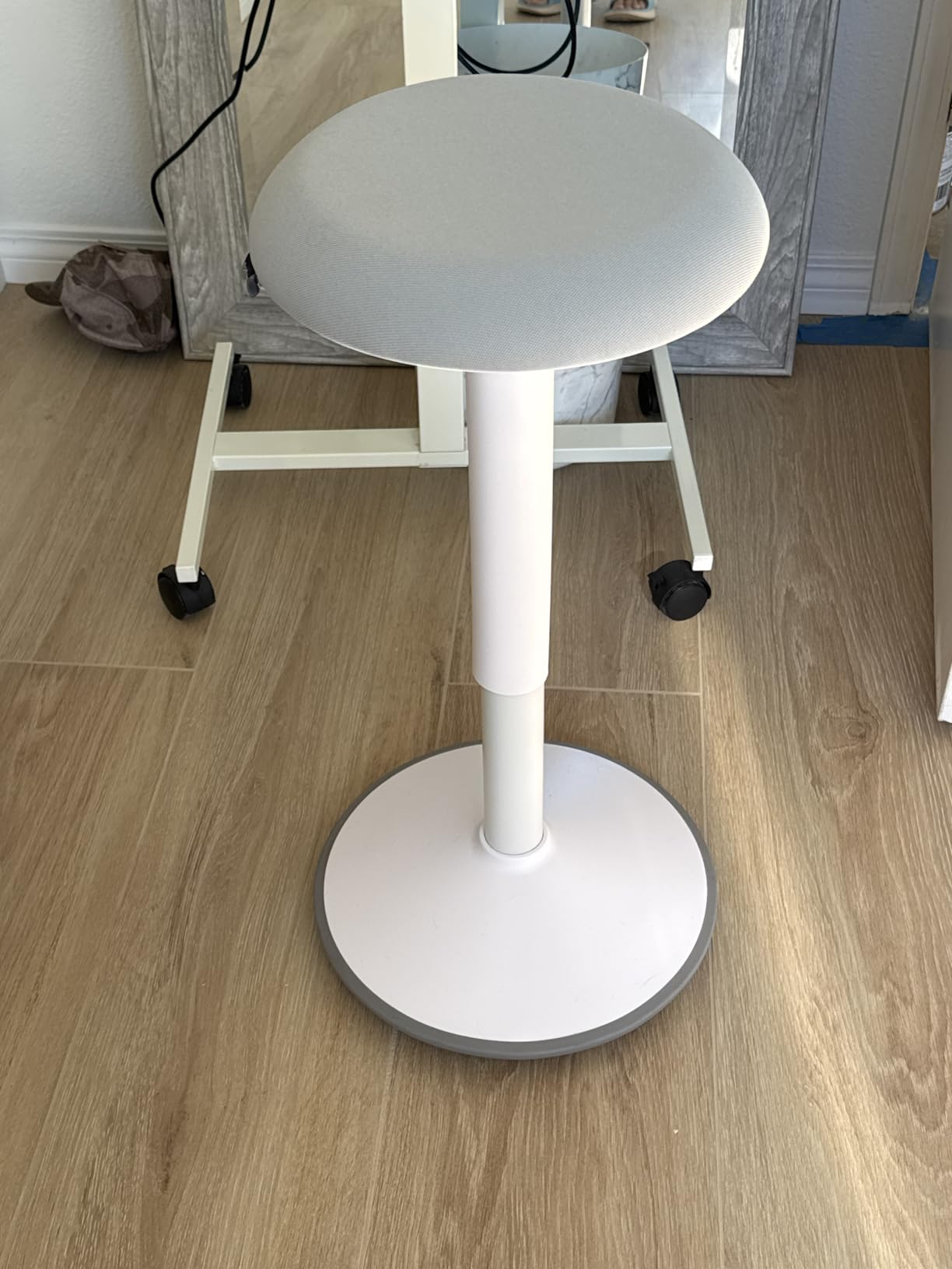 Standing Desk Stool Chair, Height Adjustable Stool 21-31 inch for Office and Classroom, Swivel Stool, Anti-Slip Bottom Ergonomic Wobble Stool with Rocking Motion, White customer photo 1