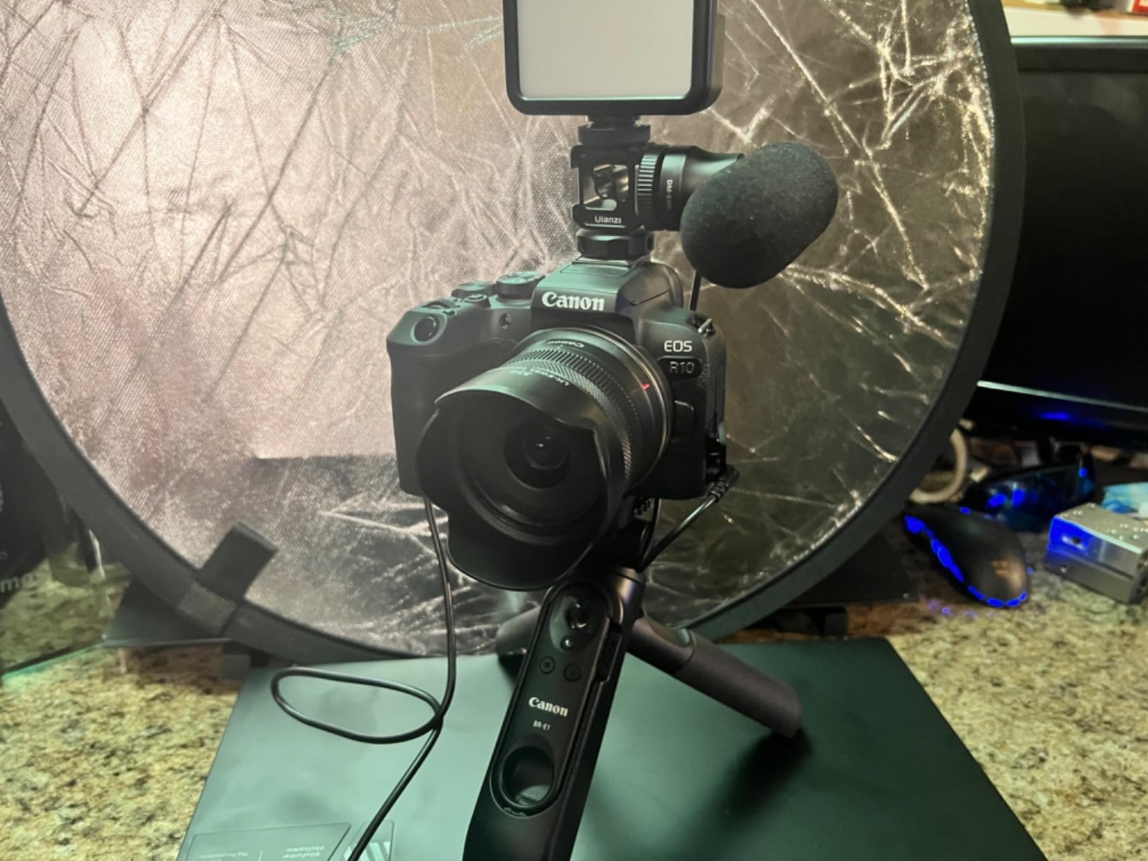 Canon EOS R10 Content Creator Kit, Mirrorless Vlogging Camera with RF-S18-45mm F4.5-6.3 is STM Lens, Tripod and Stereo Microphone, 24.2 Megapixel CMOS (APS-C) Sensor, 4K Video, Black customer photo 2