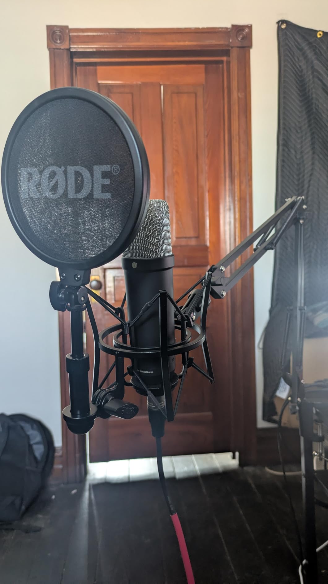 RØDE NT1 5th Gen Large-Diaphragm Studio Condenser Microphone - XLR & USB Outputs - Shock Mount & Pop Filter Included - Music Production, Vocal Recording, Podcasting - Black customer photo 2