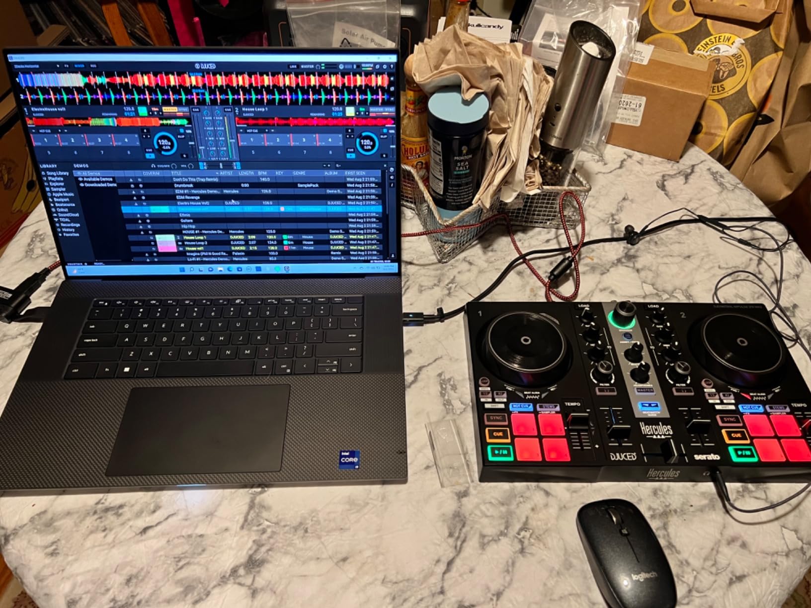 Hercules DJControl Inpulse 200 MK2 - Ideal DJ Controller for Learning to Mix - Software and Tutorials Included, Black customer photo 2