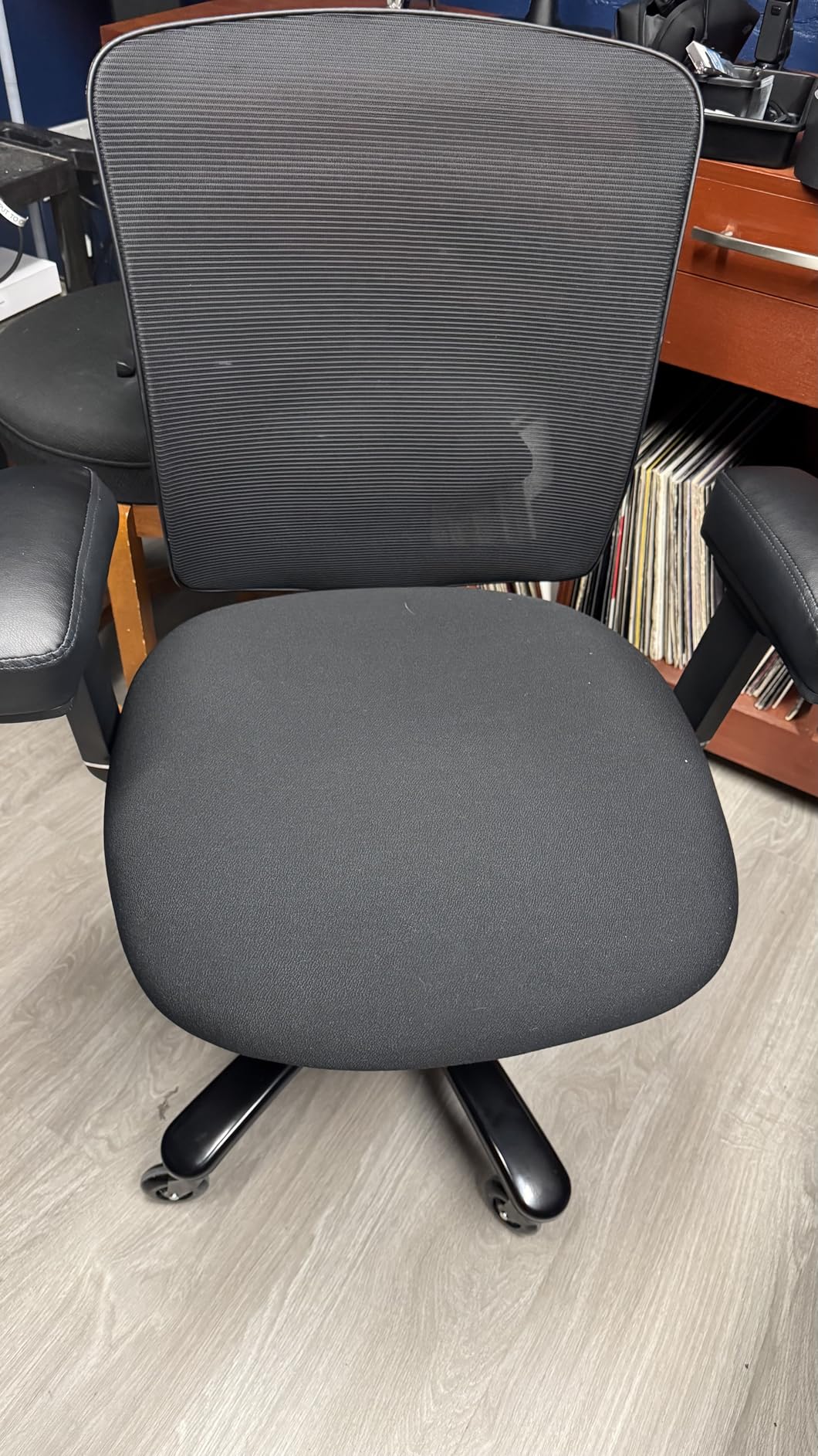 500LBS Big and Tall Office Chair with 4D Armrests & Adjustable Backrest, Heavy Duty Office Chair for Heavy People, Memory Foam Seat Filling Springs, Black customer photo 1