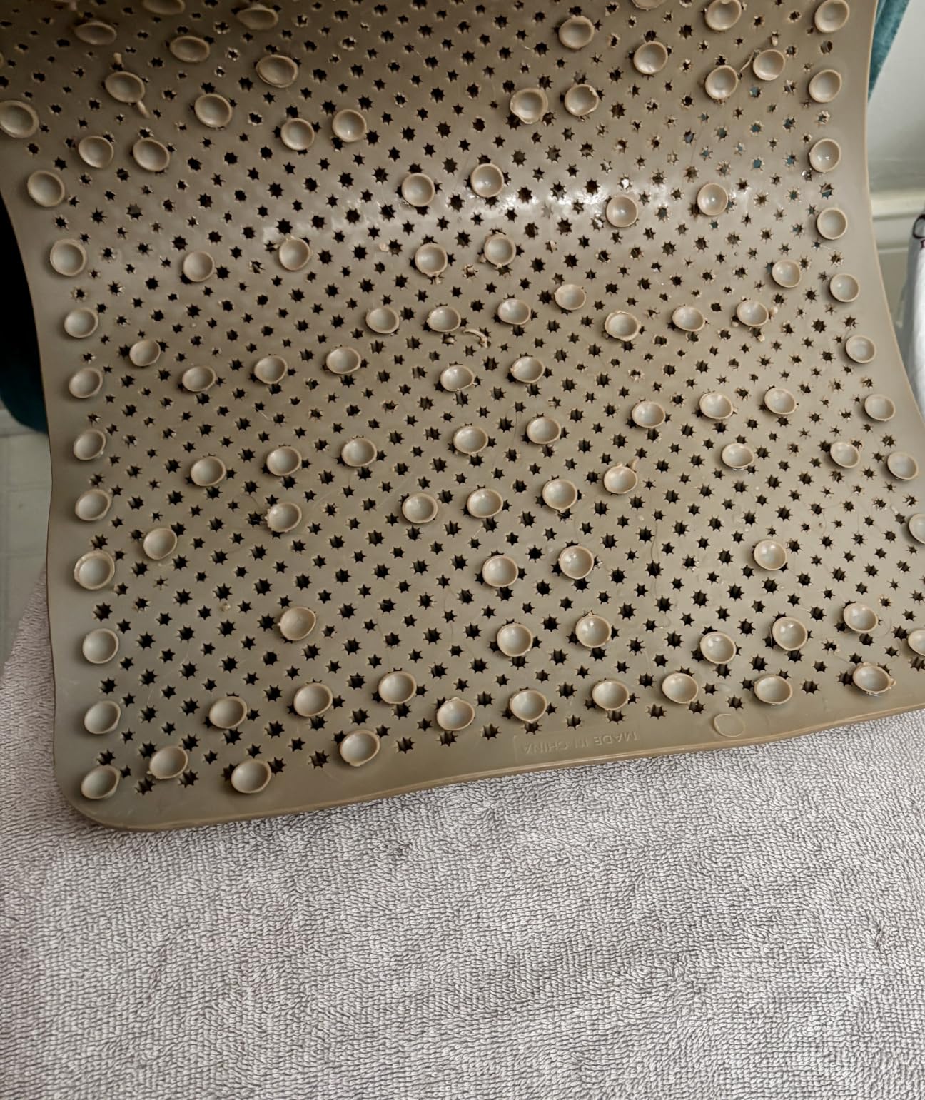 Yolife Shower Foot Scrubber Mat, Anti-Slip Bath Mat with Scrub Bristles, Soft Shower Foot Massager with Strong Suction Cups for Soothe Achy Feet, 25.6