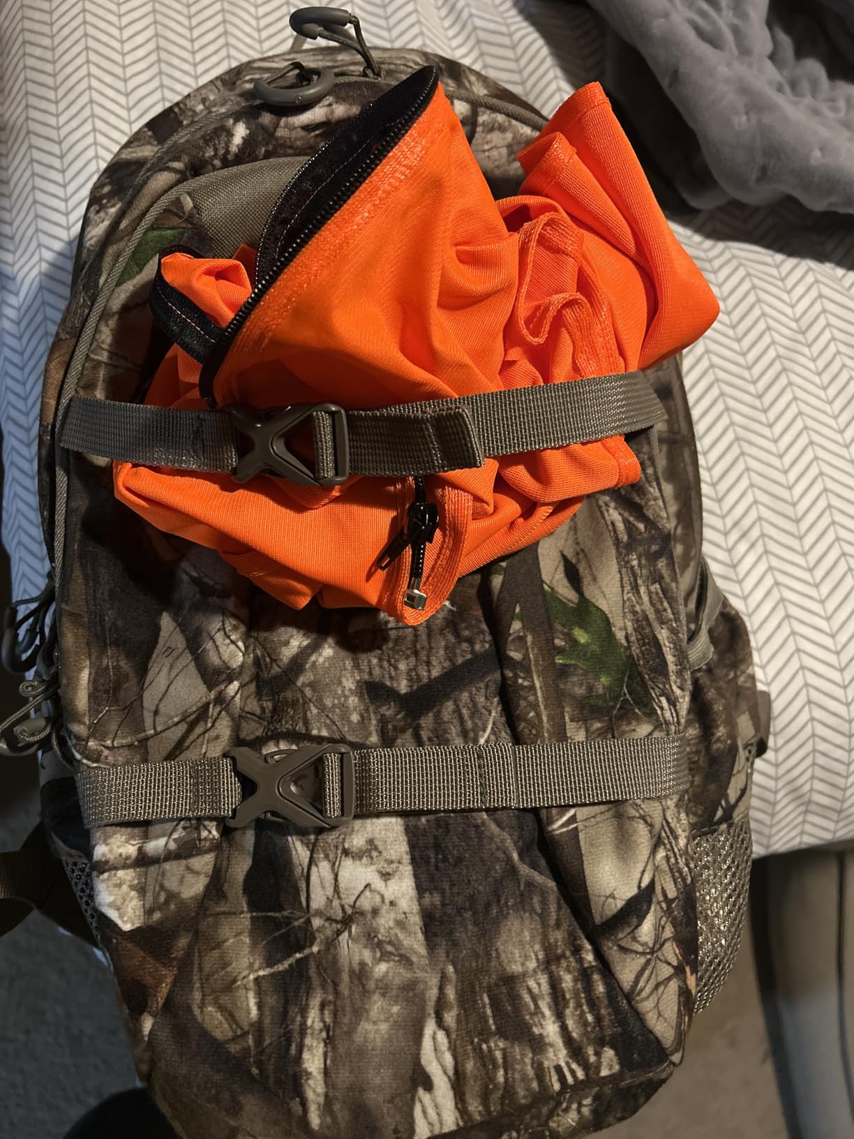 TIDEWE 25L Camo Backpack for Men, Lightweight Outdoor Hiking Daypack | Rain Cover, 1.65lb Lightweight, 600D Fabric, Bow & Tree Stand Carry, Multi-Pocket Storage, Padded Back, Next Camo G2 customer photo 2