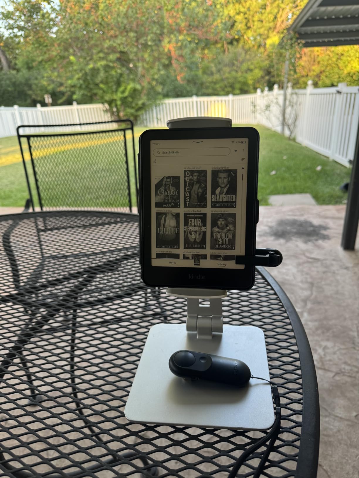 Amazon Kindle Paperwhite Signature Edition 32GB (newest model) - 20% faster with auto-adjusting front light, wireless charging, and weeks of battery life - Metallic Black customer photo 1