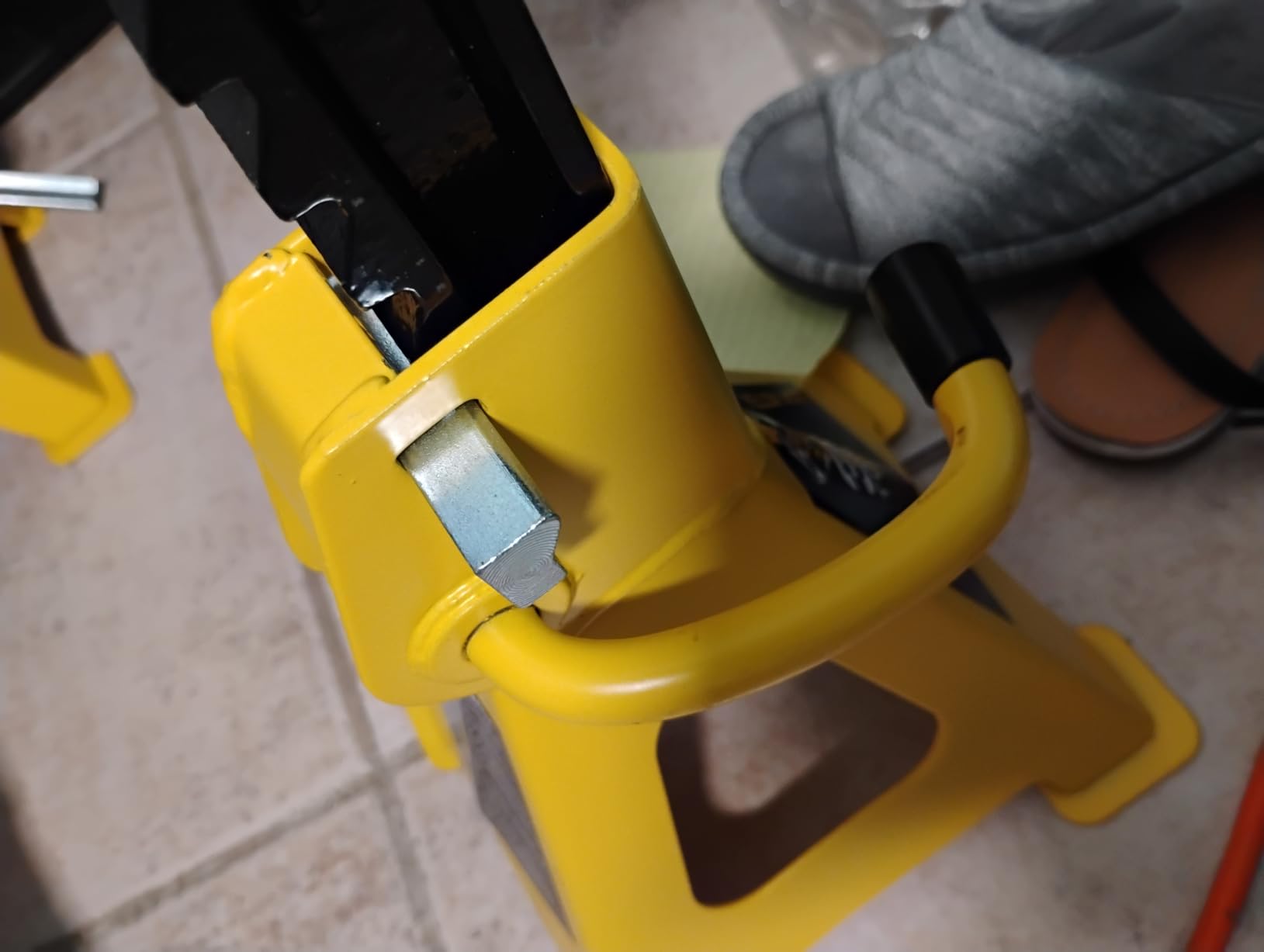 YELLOW JACKET Car Jack Stands 3 Ton with Double Locking and Large Foot Base for Lifting SUVS, Heavy Duty Steel, 6600 lb Capacity, 1 Pair, Yellow customer photo 1