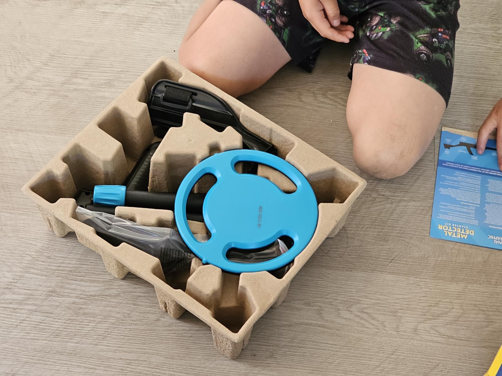National Geographic Starter Metal Detector Kit for Kids Ages 8-12 | 7.4-Inch Waterproof Coil, Adjustable Design, Trowel Included, Lightweight Detector, Beach Treasure Hunting, Birthday Gift customer photo 1
