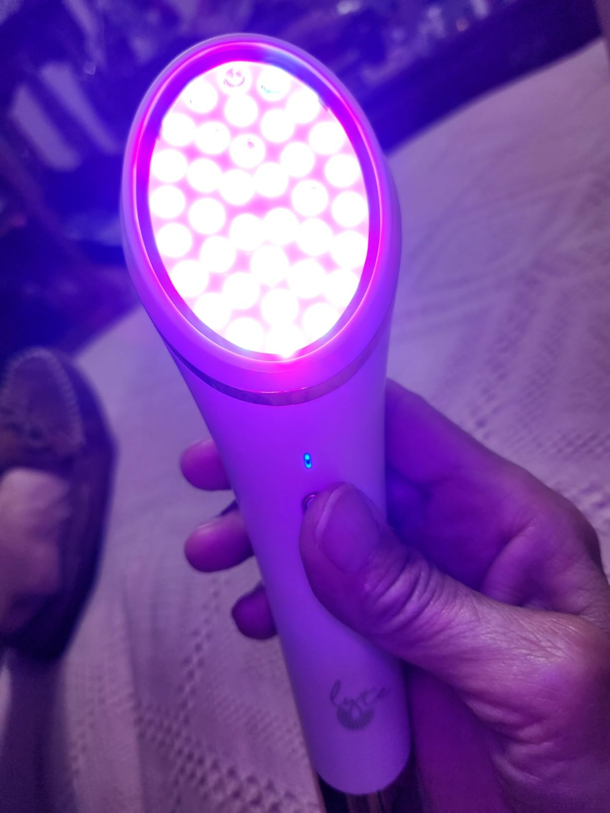 Lyte Wireless Duo LED Light Therapy Red & Blue Light Therapy Wand for Face Includes Hyaluronic Serum w/Automatic Sensor Wrinkle Reduction Facial Handheld Tool customer photo 2