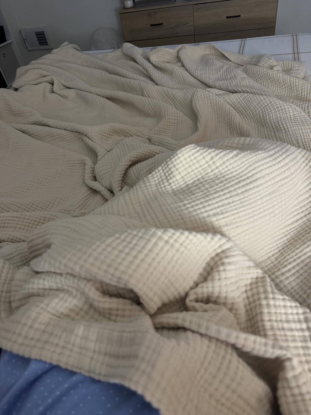 Bedsure 100% Cotton Muslin Blanket King Size for Bed - 4-Layer Lightweight Breathable Summer Gauze Muslin Blanket for Adults, Soft Thin Bedspread Coverlet All Season, Linen Beige, 108x90 Inches customer photo 2