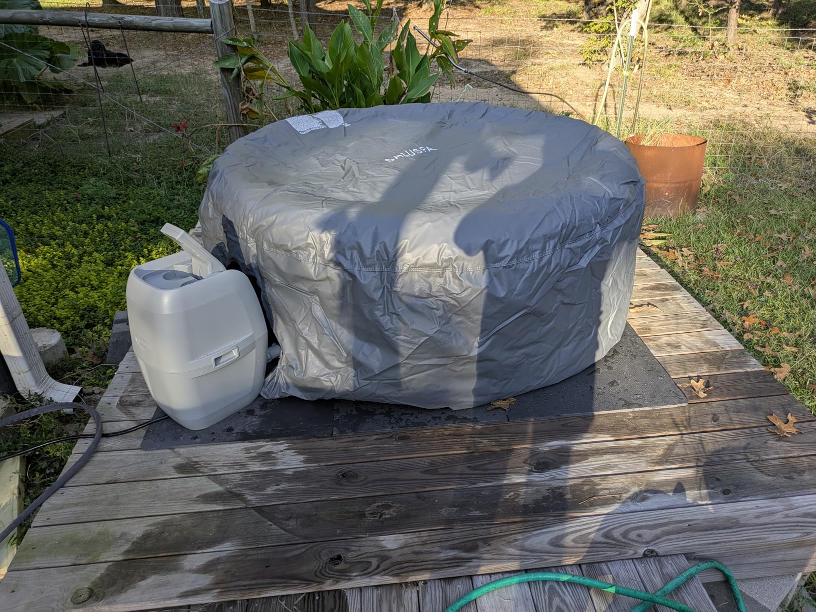 Coleman Ponderosa AirJet Inflatable Hot Tub, 2 to 4 Person Round Portable Outdoor Spa with 120 Air Jets and EnergySense Insulated Cover, 71