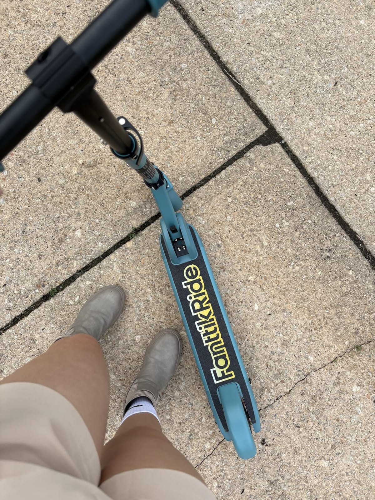 FanttikRide C9 Kids Electric Scooter Ages 8-12, Foldable Design, Fits 3.9-5.2 ft Kids, 2 Safe Speed Modes 6/10 MPH, 3 Adjustable Heights, 132 lbs Capacity, 5 Miles Range, 40 Mins Ride Time customer photo 2