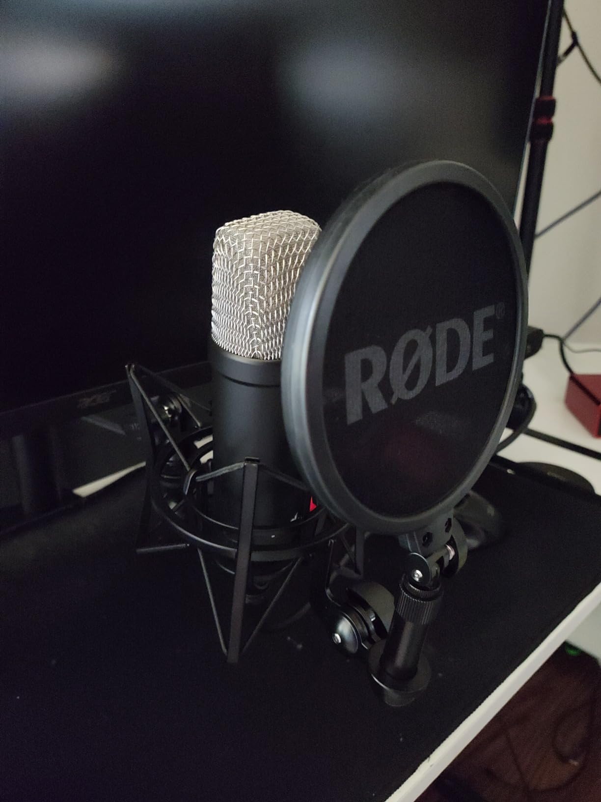 RØDE NT1 Signature Series Large-Diaphragm Condenser Microphone with Shock Mount, Pop Filter and XLR Cable for Music Production, Vocal Recording, Streaming and Podcasting (Black) customer photo 1