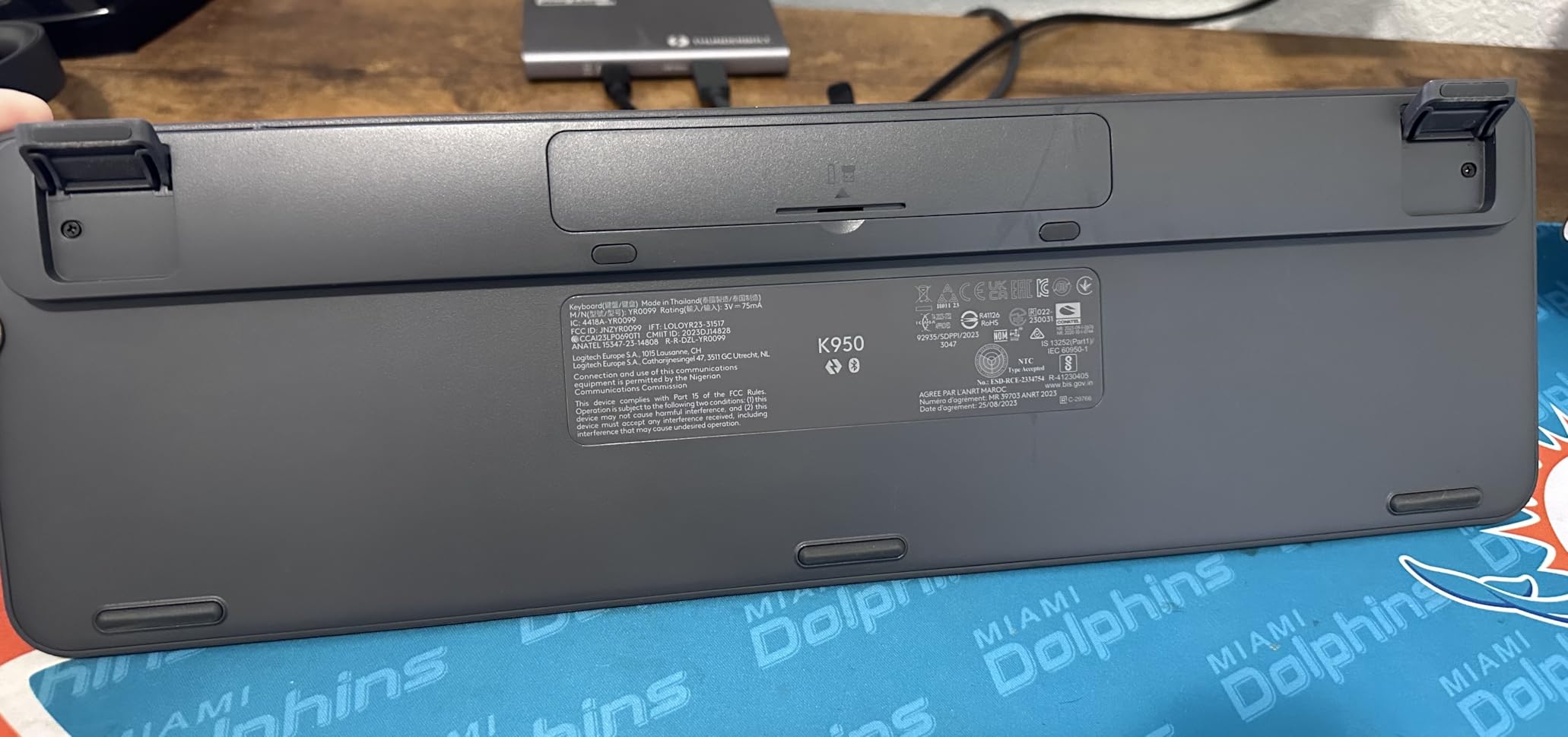 Logitech Signature Slim K950 Wireless Keyboard with Quiet Typing - Graphite customer photo 1