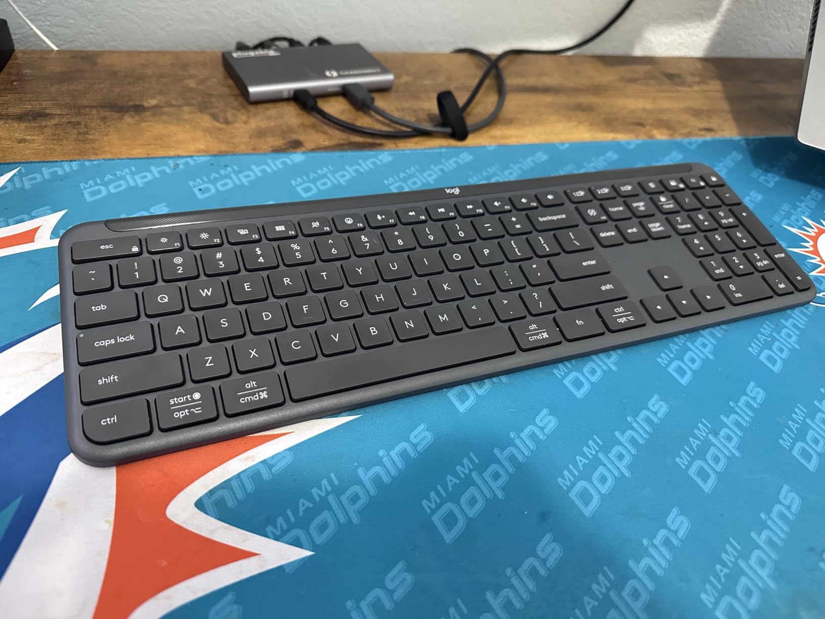 Logitech Signature Slim K950 Wireless Keyboard with Quiet Typing - Graphite customer photo 2