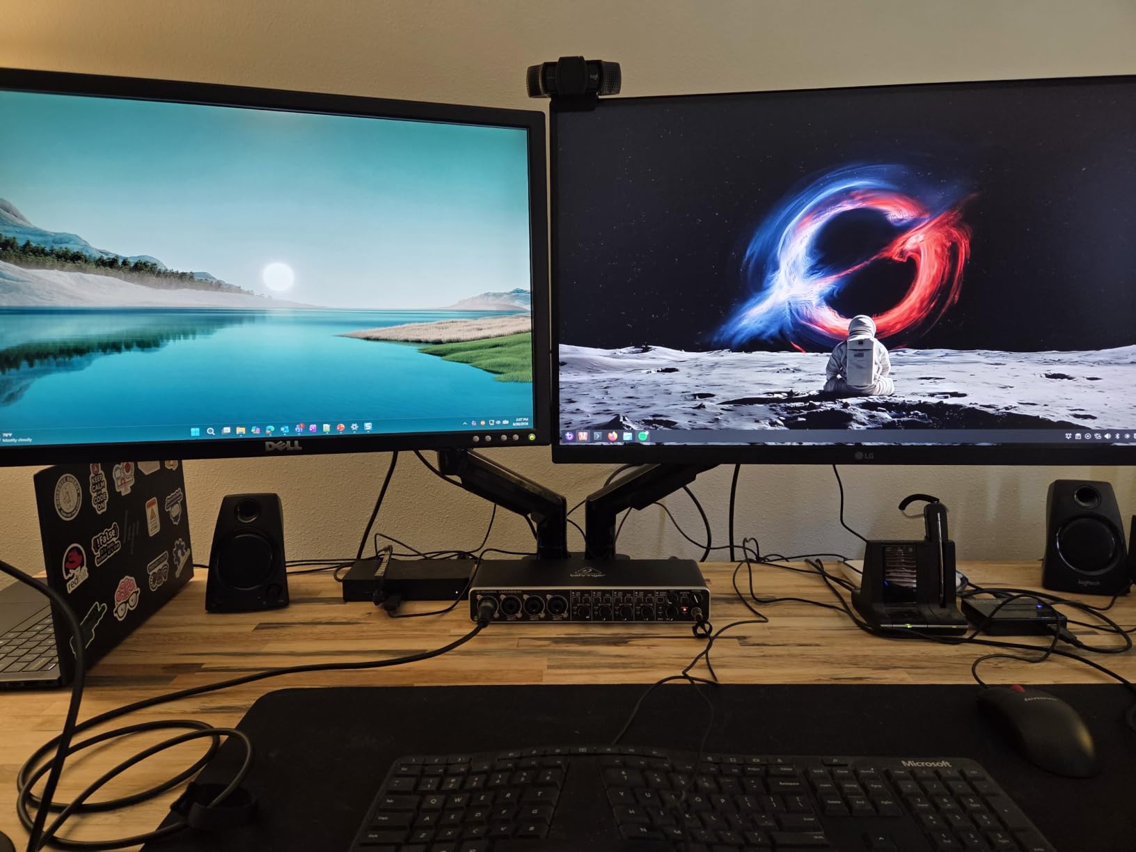 HUANUO Dual Monitor Stand - Full Adjustable Monitor Desk Mount Swivel Vesa Bracket with C Clamp, Grommet Mounting Base for 13 to 32 Inch Computer Screens - Each Arm Holds 4.4 to 19.8lbs - White customer photo 1