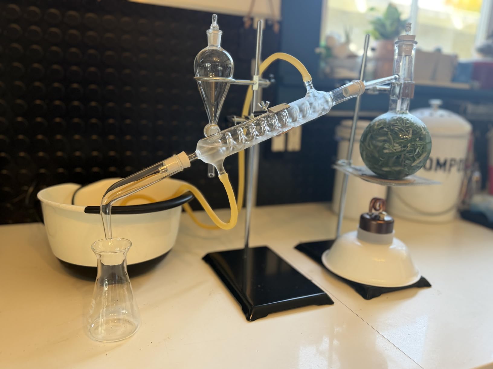 VEVOR Essential Oil Distillation Kit, 500ml Distillation Apparatus, 3.3 Boro Lab Glassware Distillation Kit with Alcohol Lamp, Ceramic Mesh and 24/40 Joint, 28 pcs Set customer photo 1