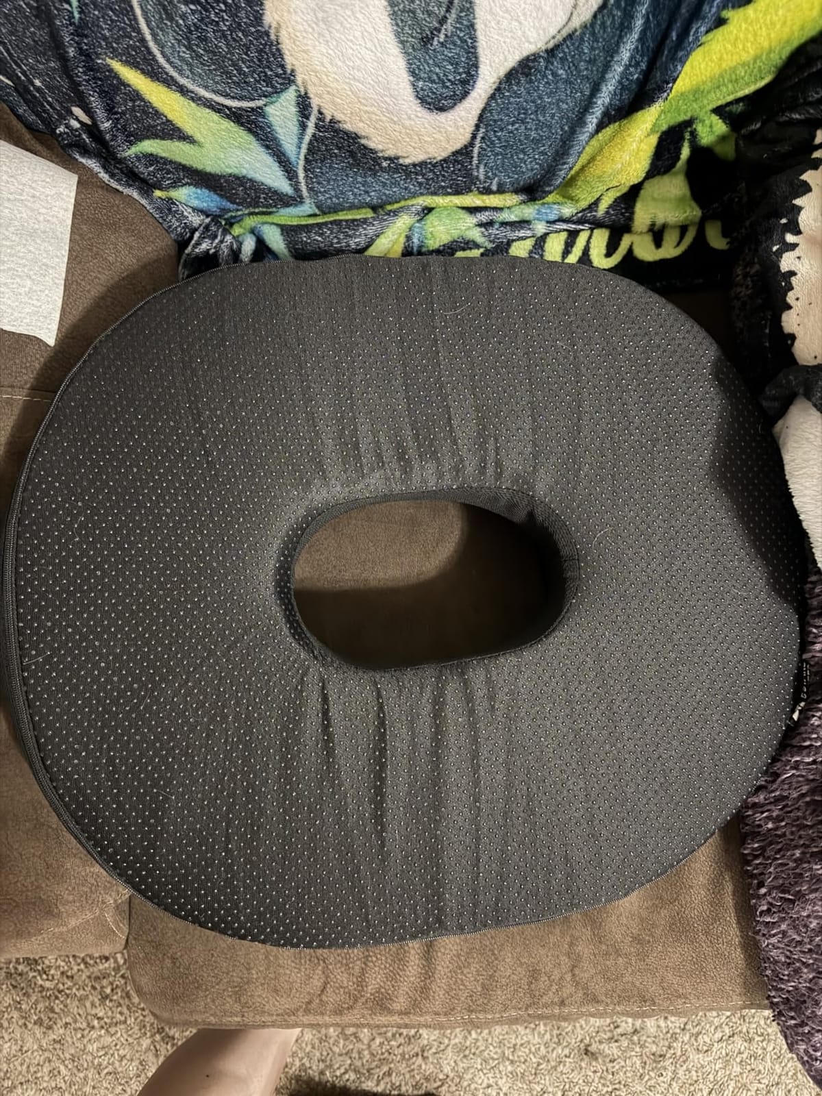 5 STARS UNITED Donut Pillow for Tailbone Pain & Hemorrhoids - Large Memory Foam Lifting Cushion with Cooling Gel Layer for Bed Sore-Prone Areas & Pressure Relief - Black Mesh Cover customer photo 1