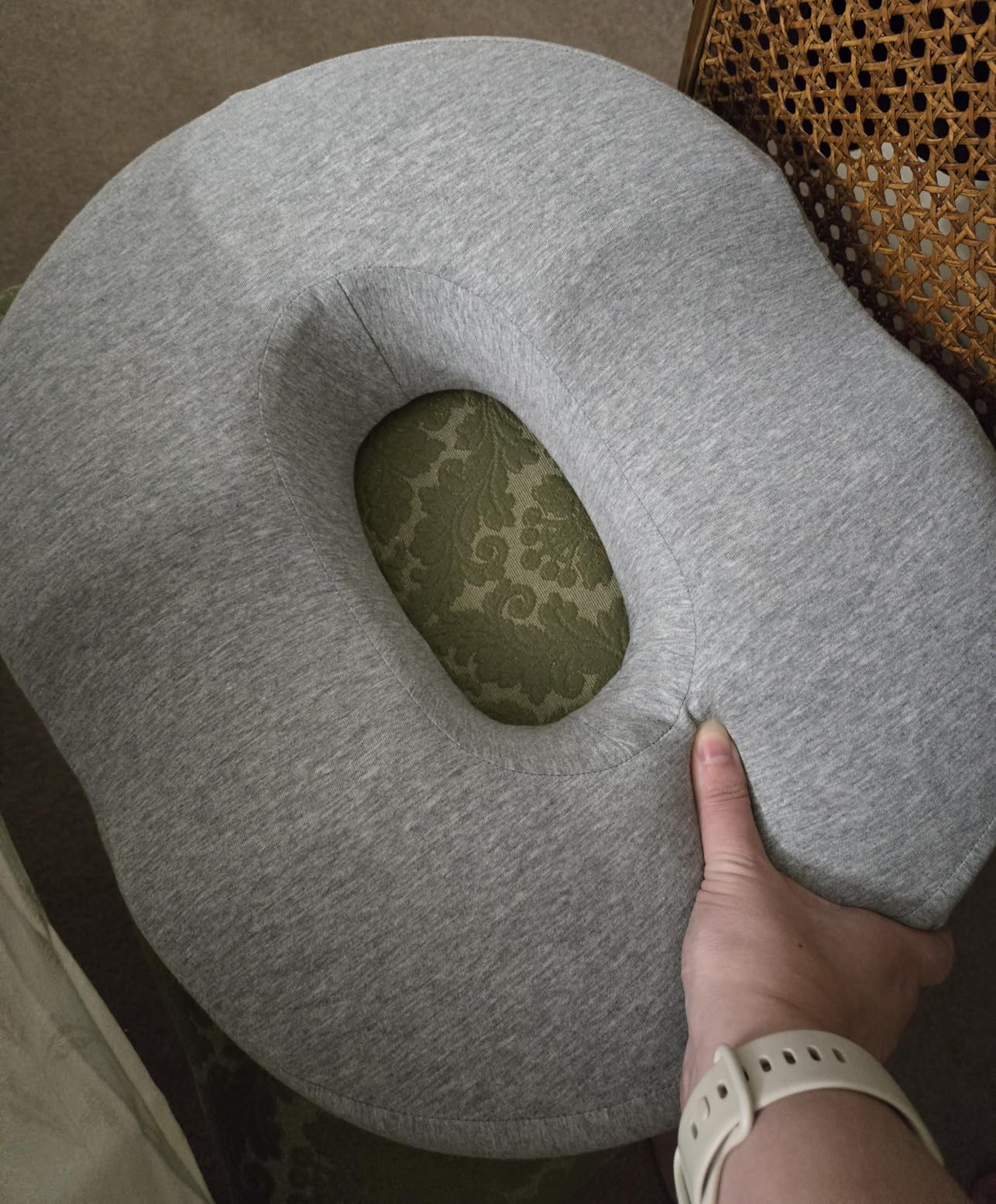 5 STARS UNITED Donut Pillow for Tailbone Pain & Hemorrhoids - Large Memory Foam Lifting Cushion with Cooling Gel Layer for Bed Sore-Prone Areas & Pressure Relief - Black Mesh Cover customer photo 2