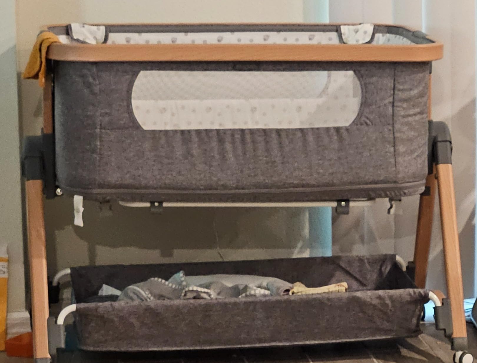 VOOI Baby Bassinet Bedside Sleeper, 3 in 1 Rocking Bassinet for Baby, Bassinet Bedside Sleeper with Wheels, Adjustable Height, Storage Basket, Mattress & Canopy, Bed Side Bassinet for Newborn customer photo 1