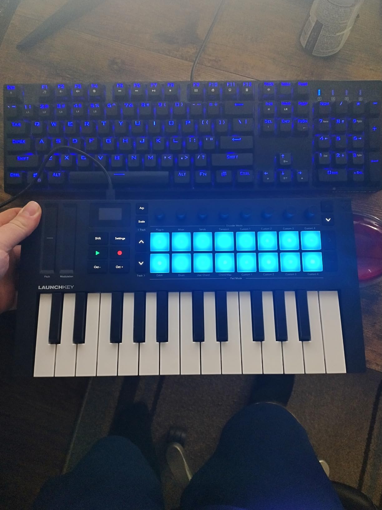 Novation Launchkey Mini 25 MK4 USB MIDI Keyboard Controller | USB, 25 Mini Synth-Action Keys, 16 Pads with Polyphonic Aftertouch, OLED Display, Scale and Chord Modes, Arpeggiator, MIDI customer photo 2