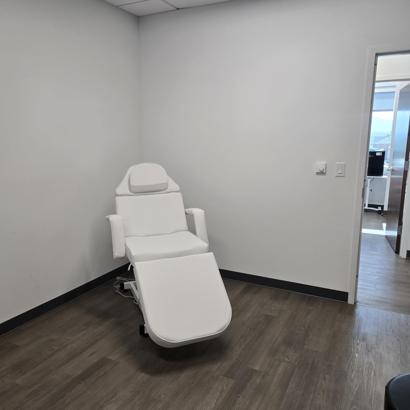 Icoget Fully Electric Tattoo Bed Esthetician Spa Chair with 3 Motor, Remote Control Height and Angle Facial Bed, 4 Section Professional Beauty Chair Massage Table, White, Stool Included customer photo 2