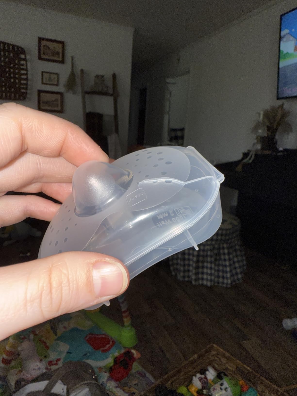 MAM Nipple Shields for Breastfeeding Medium 20mm 2 Pack | Ultra Thin Silicone Shield For Latch Assist, Protects Sore Or Flat Nipples, SkinSoft Surface, With Sterilizing Case, BPA Free customer photo 1