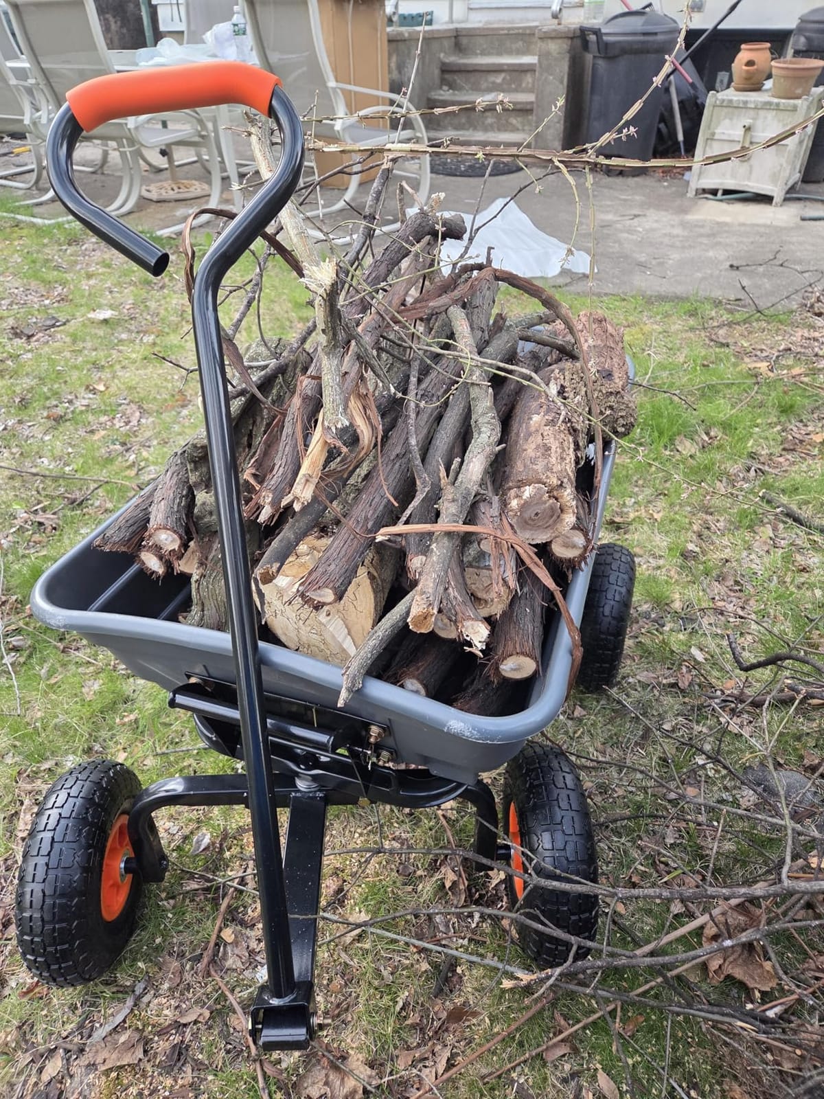 VEVOR Poly Garden Dump Cart 4 Cu.Ft. 600 lbs 4 Wheel Wheelbarrow Dump Wagon customer photo 2