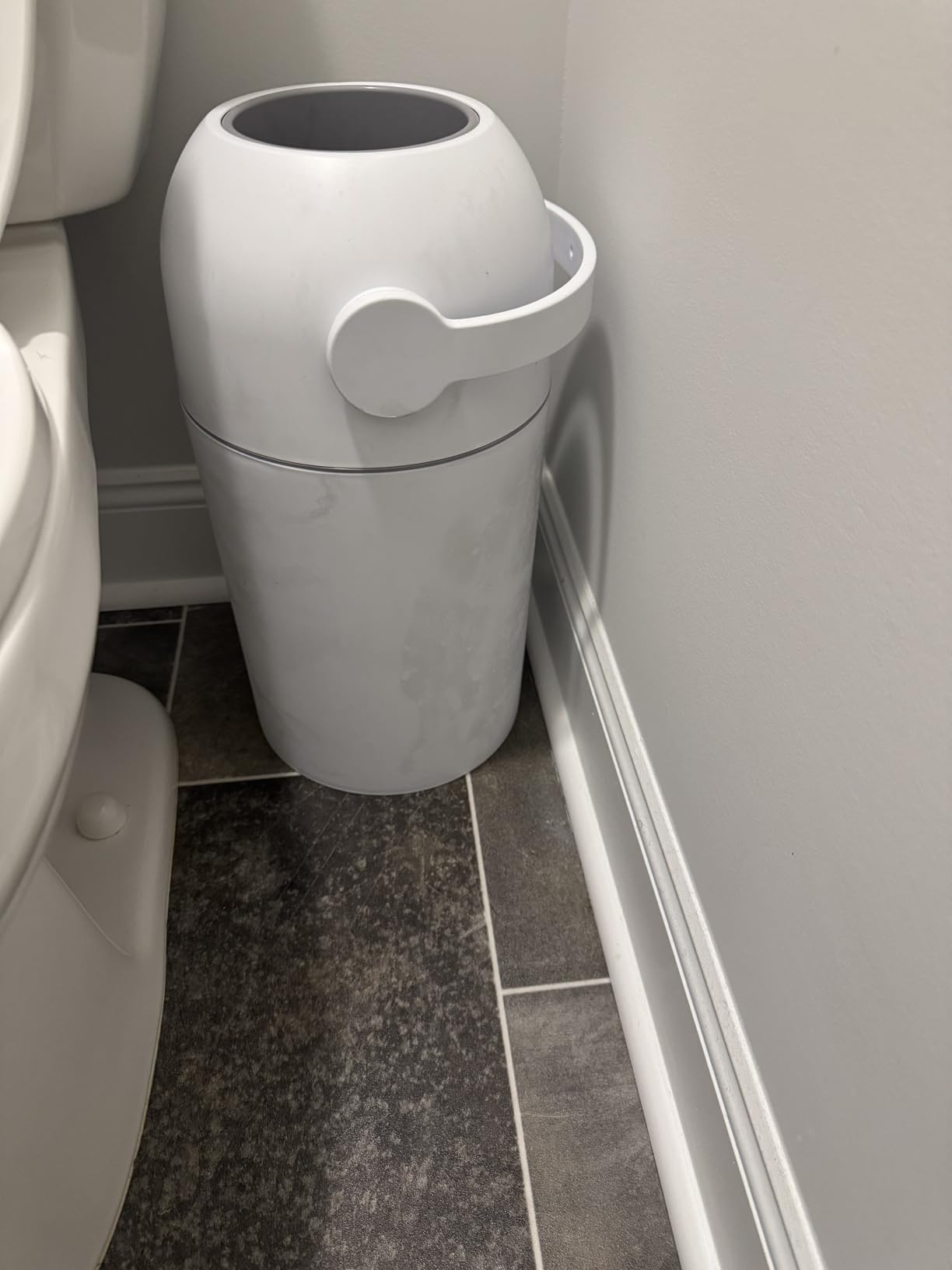 L.A. BABY Magic Diaper Pail - Patented 100% Odor-Free System with Child-Safe Lock - Award-Winning Design - No Refills Required - Works with Regular Trash Bags - White customer photo 2