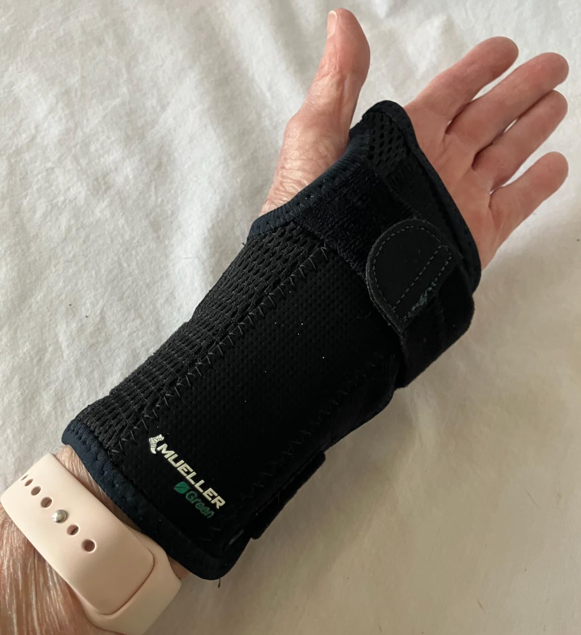 MUELLER Sports Medicine Reversible Green Wrist Brace for Men and Women, Wrist Pain Relief Support, Ideal for Carpal Tunnel, Tendonitis, Arthritis, Fits Left or Right Hand, Black, One Size customer photo 1