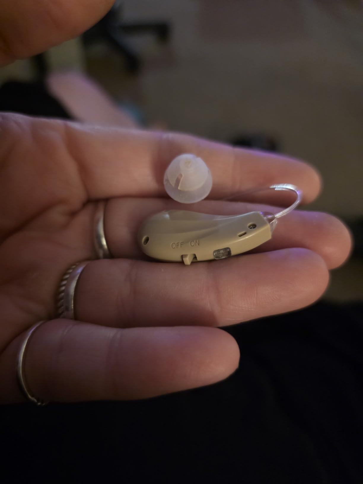 Flaygo Hearing Aids for Seniors, Hearing Aids for People with Hearing Loss, Sound Quality Restoration, Intelligent Noise Reduction, Standby 80h, One-Button Operation, Comfortable Wearing, Beige customer photo 1