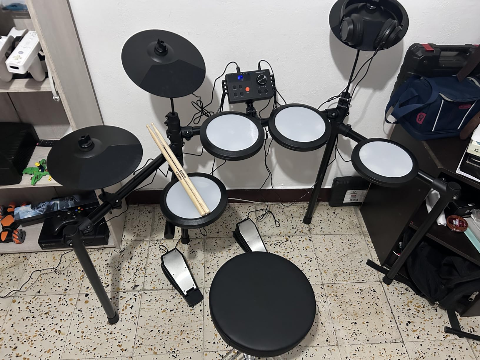 Donner Electric Drum Set, DED-70 Electronic Drum Kit for Beginner with 150 Sounds, 4 Quiet Mesh Pads, 9
