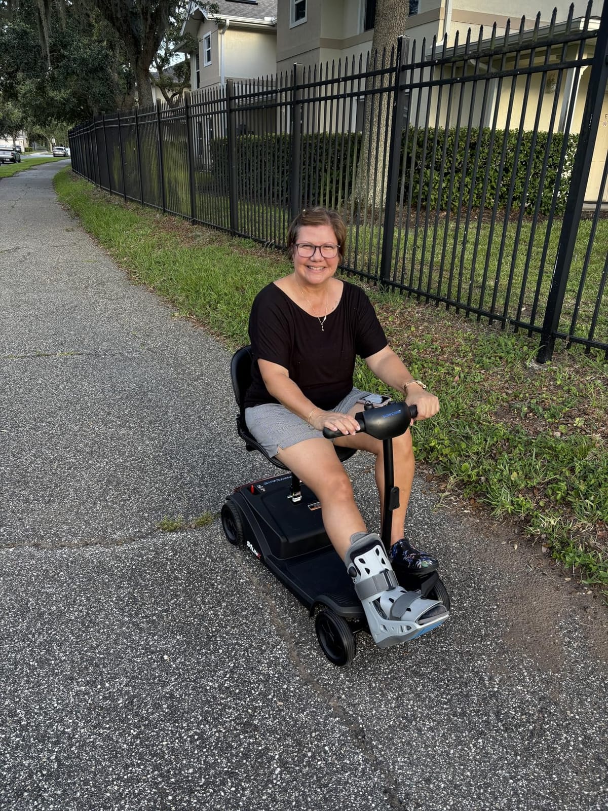 WAYCARE Mobility Scooter for Adults & Seniors, 330 lb 15-20 Mile Range Red customer photo 1