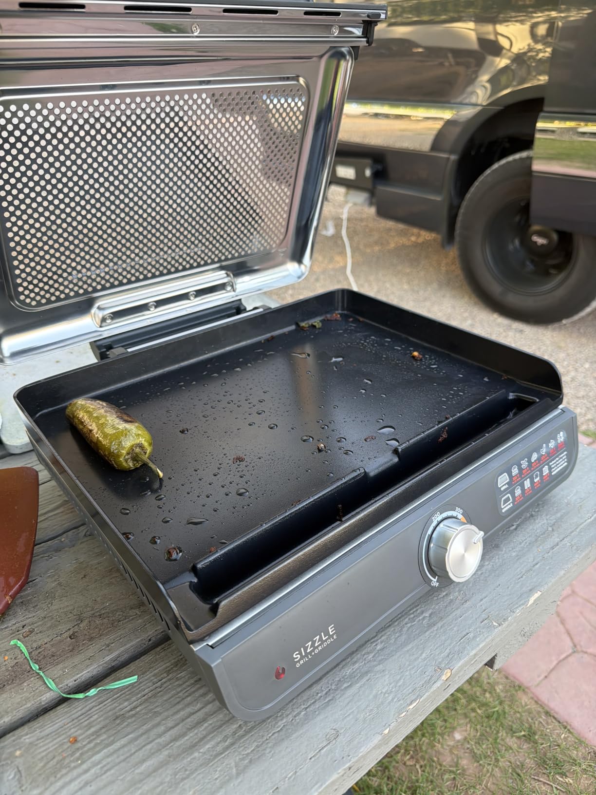 Ninja Sizzle Pro XL 20'' Indoor Griddle & Grill, Silver, GX101 | 40% larger cooking surface, ProTemp IQ edge-to-edge heat, ceramic nonstick plates, detachable ventilated lid, grease control customer photo 2