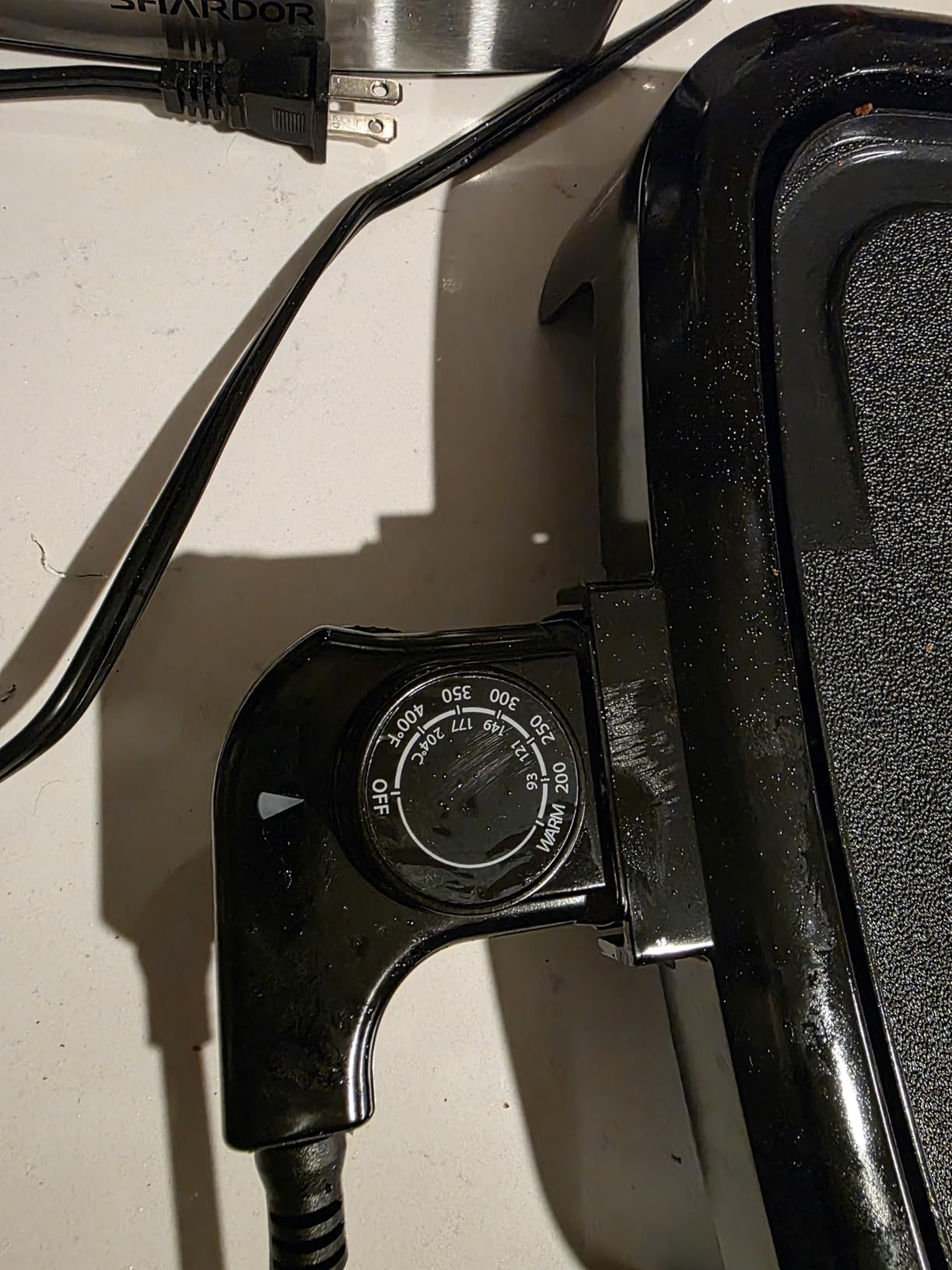 Amazon Basics Electric Griddle with Nonstick Ceramic Coating, Adjustable Temperature, Detachable Dishwasher Safe Plate, Drip Tray, 10 x 20 inches, Black customer photo 1