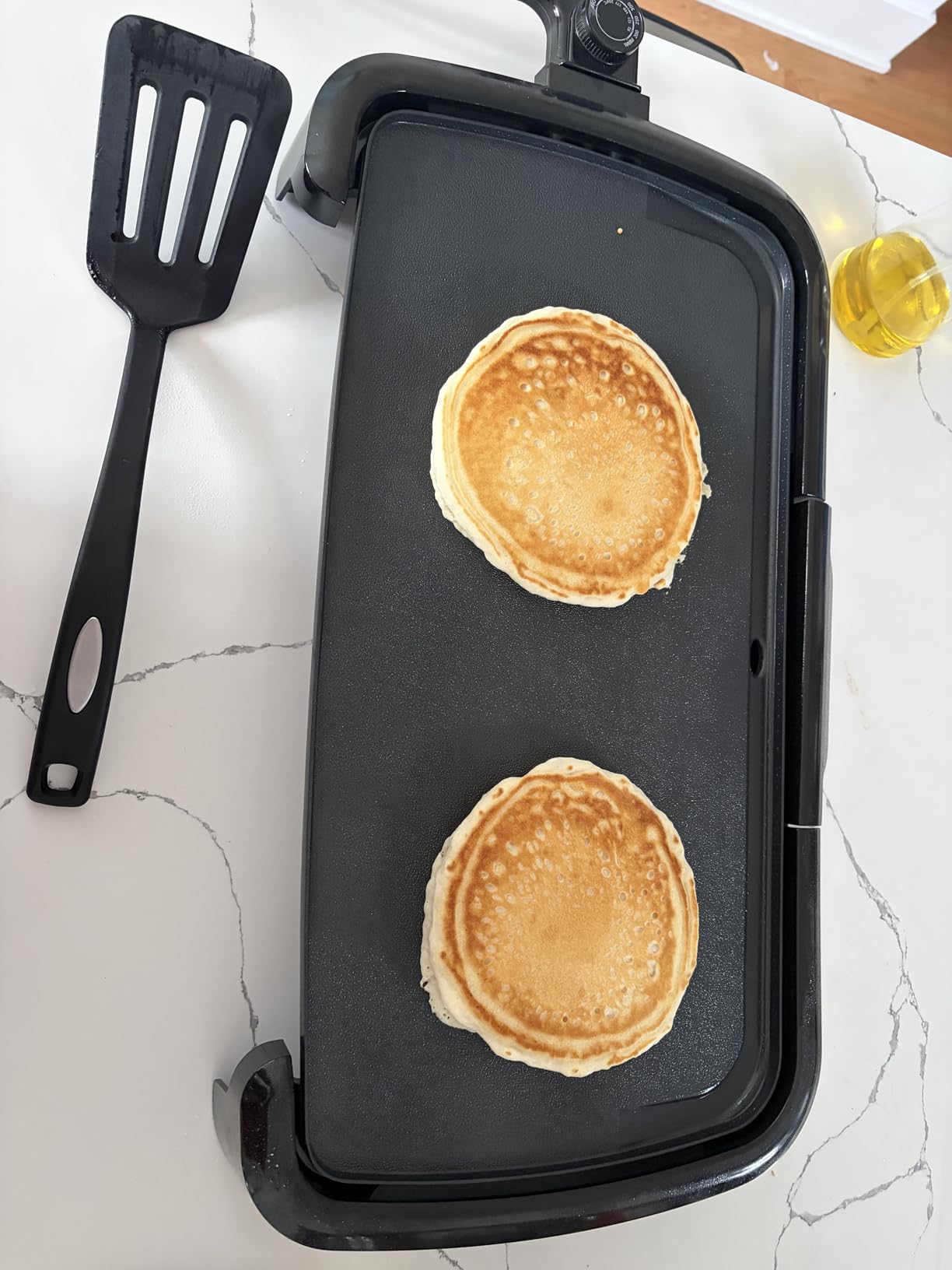 Amazon Basics Electric Griddle with Nonstick Ceramic Coating, Adjustable Temperature, Detachable Dishwasher Safe Plate, Drip Tray, 10 x 20 inches, Black customer photo 2