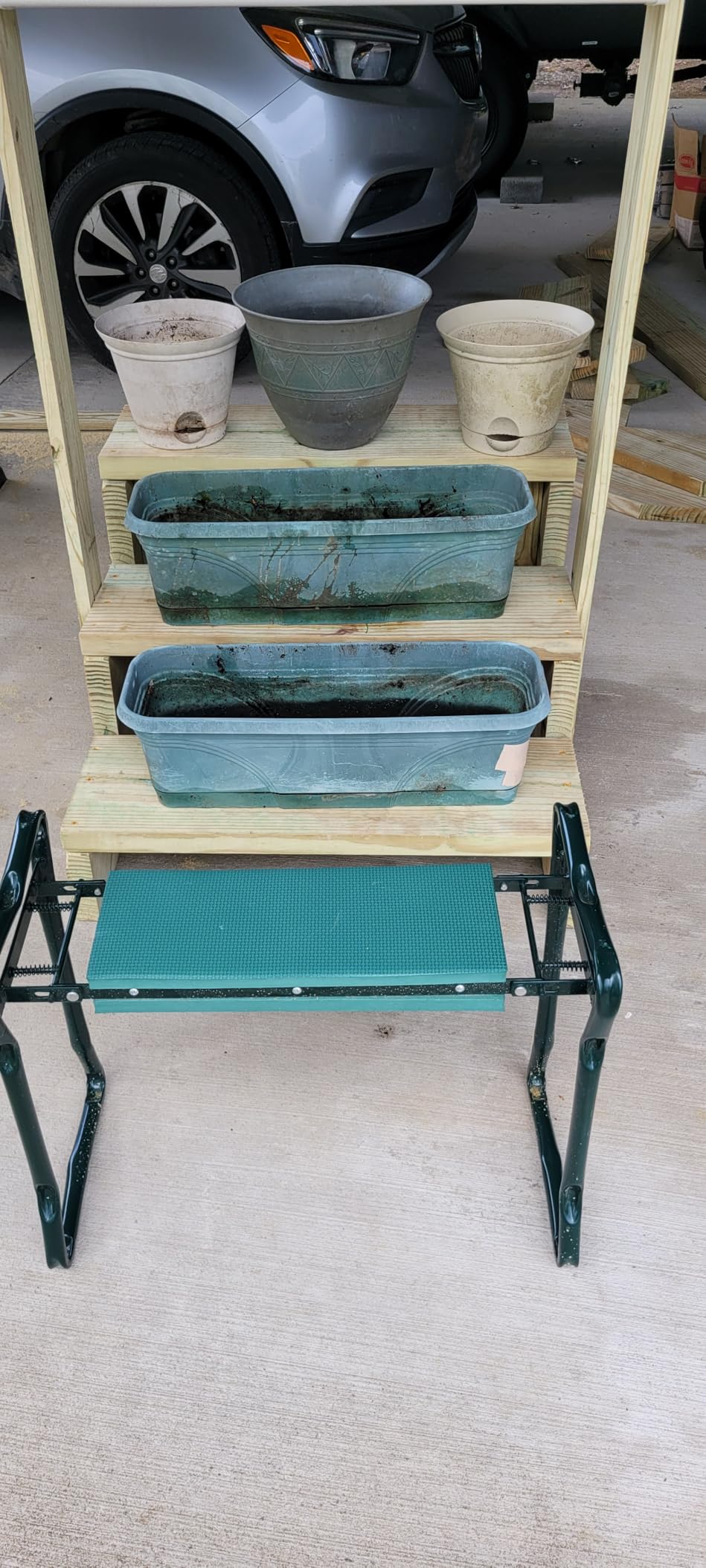 VEVOR Garden Kneeler and Seat Heavy Duty, Portable Garden Stool with 6'' EVA Kneeling Pad and 2 Tool Bags, Folding Garden Bench to Relieve Knee & Back Pain, Great Gifts for Seniors, Family Gardeners customer photo 1