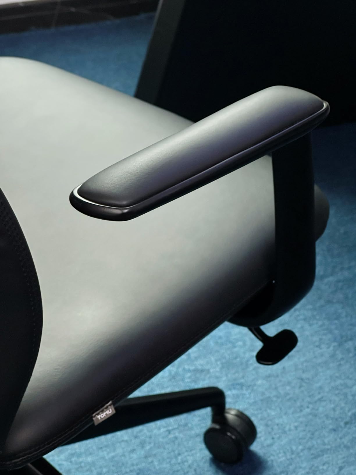 TOMU Executive Leather Office Chair, Top Grain Genuine Leather Executive Chair High Back with headrest, Adjustable Tilt & Height, Ergonomic Swivel Chair with Wheels (Black) customer photo 2
