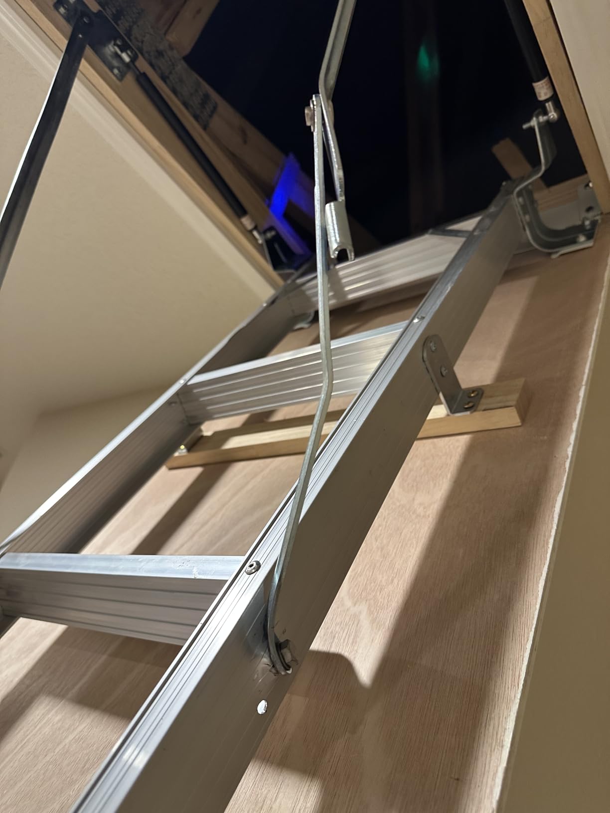 VEVOR Attic Ladder Wall-Mounted, 660LBS/299.4KG Capacity, Fits 9.5 to 10 ft Ceiling Height, 12-Step Steel Folding Stairs with Handrails, Pull Down Attic Ladders for Attics, Garages, Roofs, Basements customer photo 2
