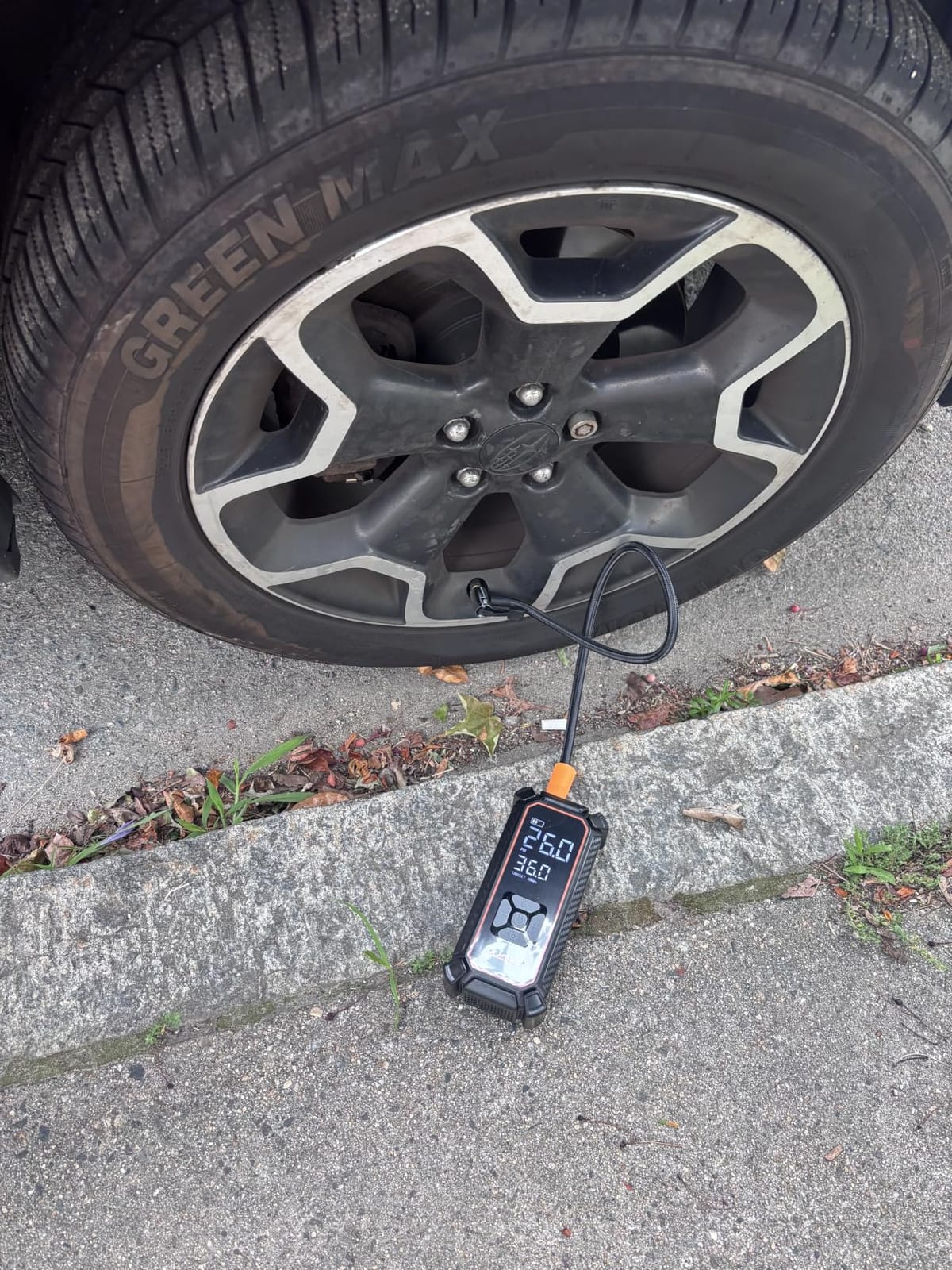 OlarHike Tire Inflator Portable Air Compressor, Dual Power-3 * 2000mAh & 12V DC | Lightning-Fast Inflation, Auto Shut-off, Cordless Air Pump for Car Tires, Bikes, Balls with LED & Digital Pressure Gauge customer photo 2