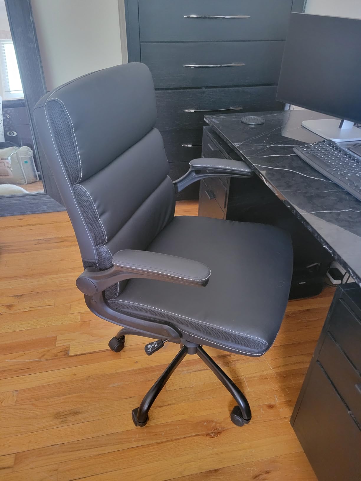 amseatec Small Desk Chair, Comfy Office Chair, Flip-Up Arms for Home, 3-Zone Mid Backrest and Dual-Layer Cushion, PU Upholstery, 90° Upright Lock, 115° Tilt, Rocking Mode, 300lbs customer photo 1