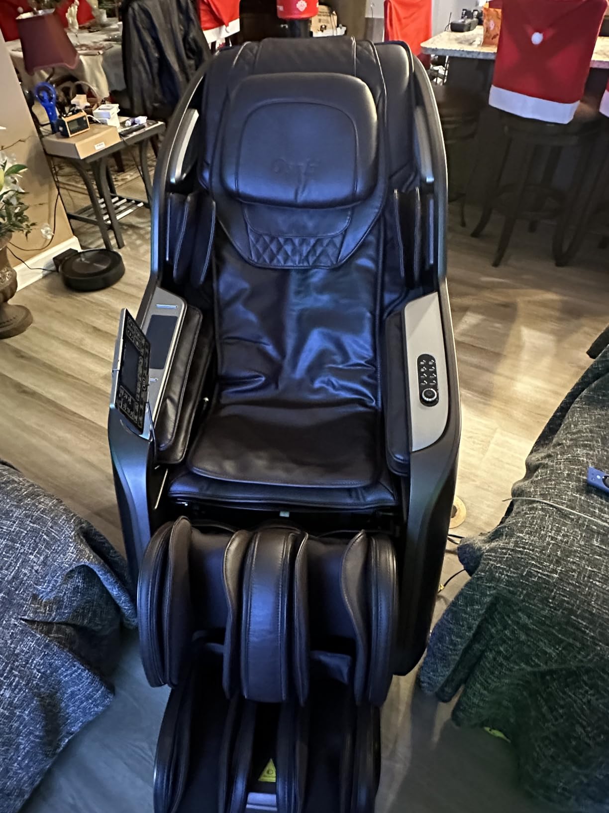 Osaki 4D Achilles l 360 Rotating Footrest l Full Body Massage Chair l Zero Gravity l 360 Kenading Calfrest l Lumbar Heating l Touchscreen Controller l Auto Body Scan l Bluetooth Speaker (Black) customer photo 1