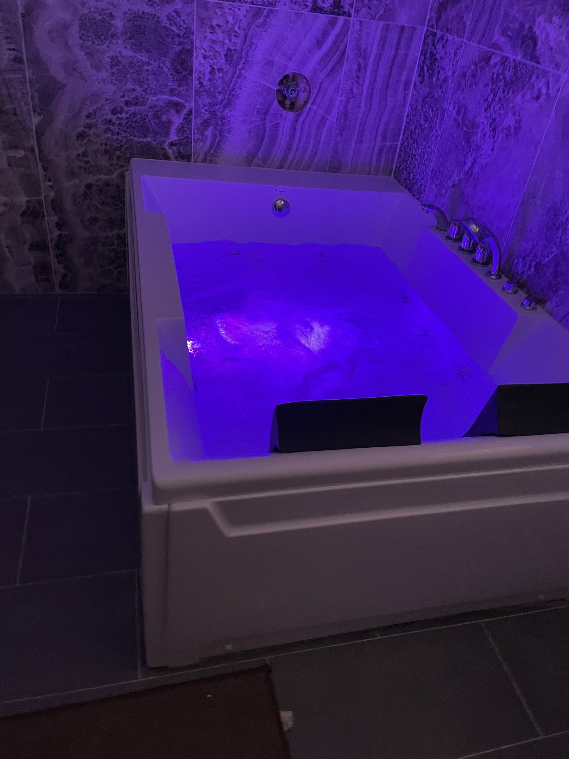 Empava 2 Person Heated Soaking Whirlpool Bathtub, 71