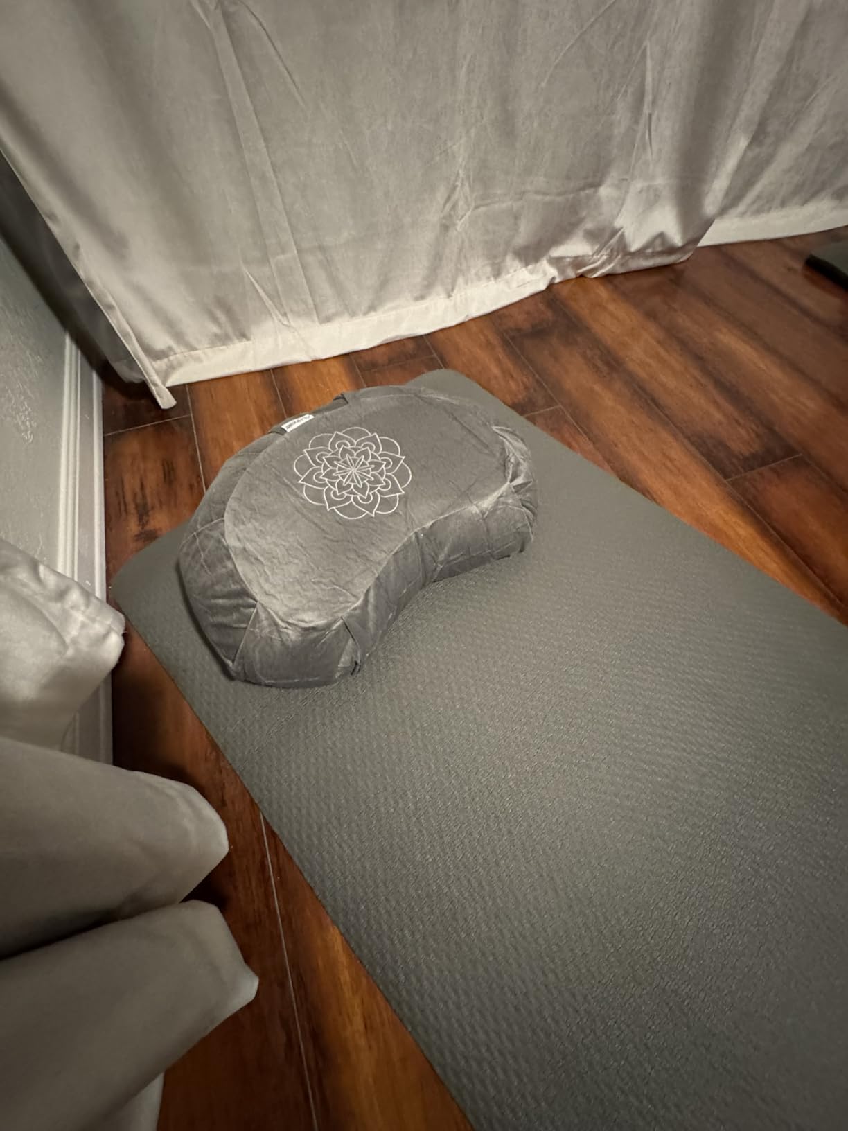 Hihealer Premium Crescent Meditation Cushion, Ergonomic Buckwheat Hull Floor Pillow for Adults, Comfortable Yoga Bolster for Meditation & Floor Sitting customer photo 2