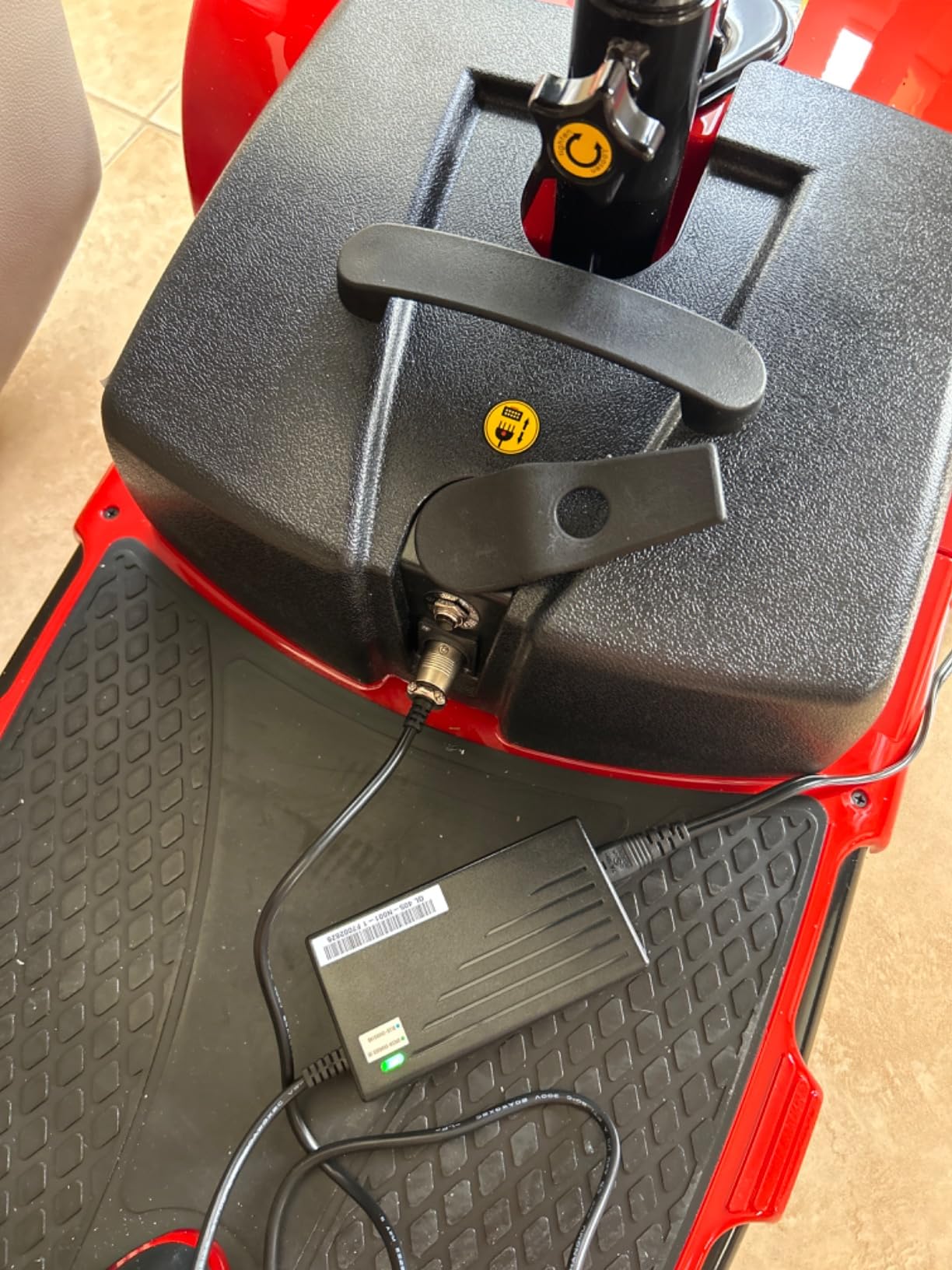 VEVOR 4-Wheel Enclosed Mobility Scooter for Seniors Adults, 660lbs Capacity, 3-Seater 2000W Electric Recreational Mobility Scooter 45 Miles Long Range, Remote Unlock, All-Terrain for Touring Shopping customer photo 1